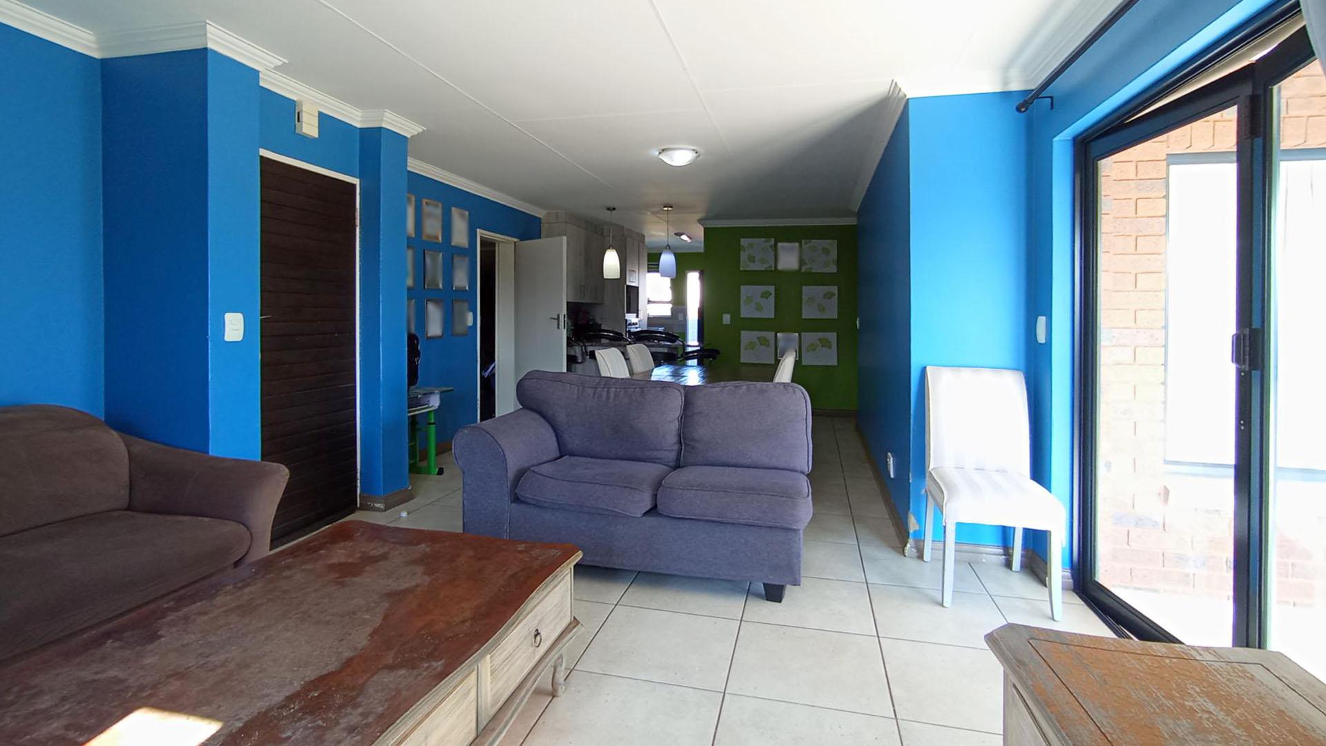 Lounges - 19 square meters of property in Rooihuiskraal North