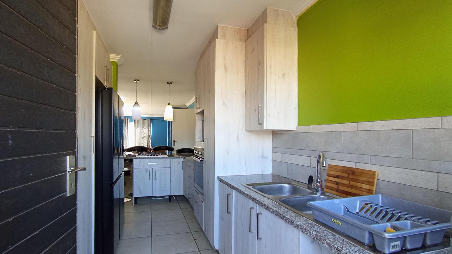 Kitchen - 8 square meters of property in Rooihuiskraal North