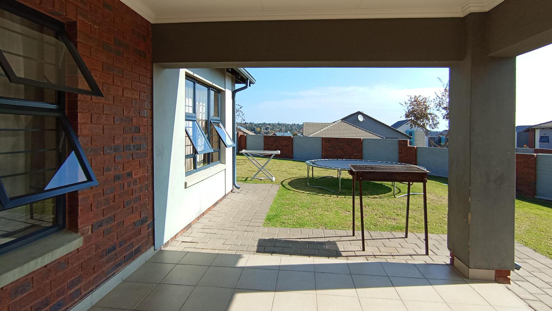 Patio - 8 square meters of property in Rooihuiskraal North