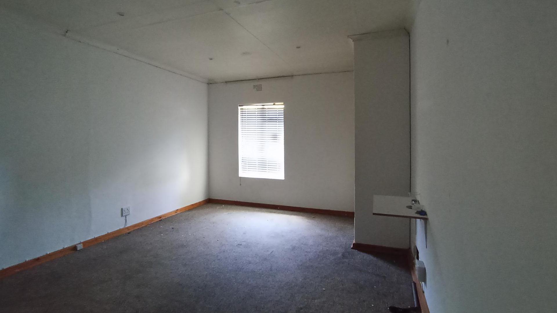 Bed Room 1 - 25 square meters of property in Dorandia