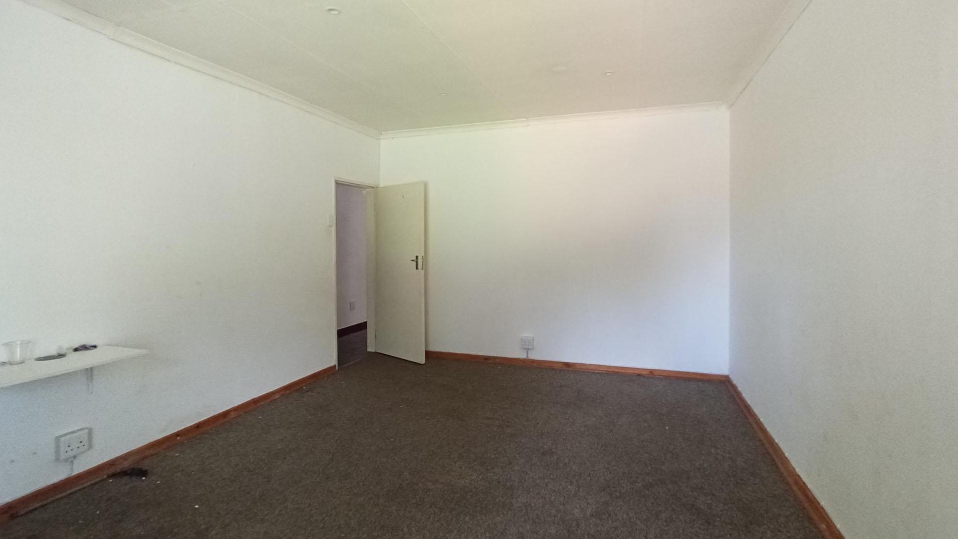 Bed Room 1 - 25 square meters of property in Dorandia