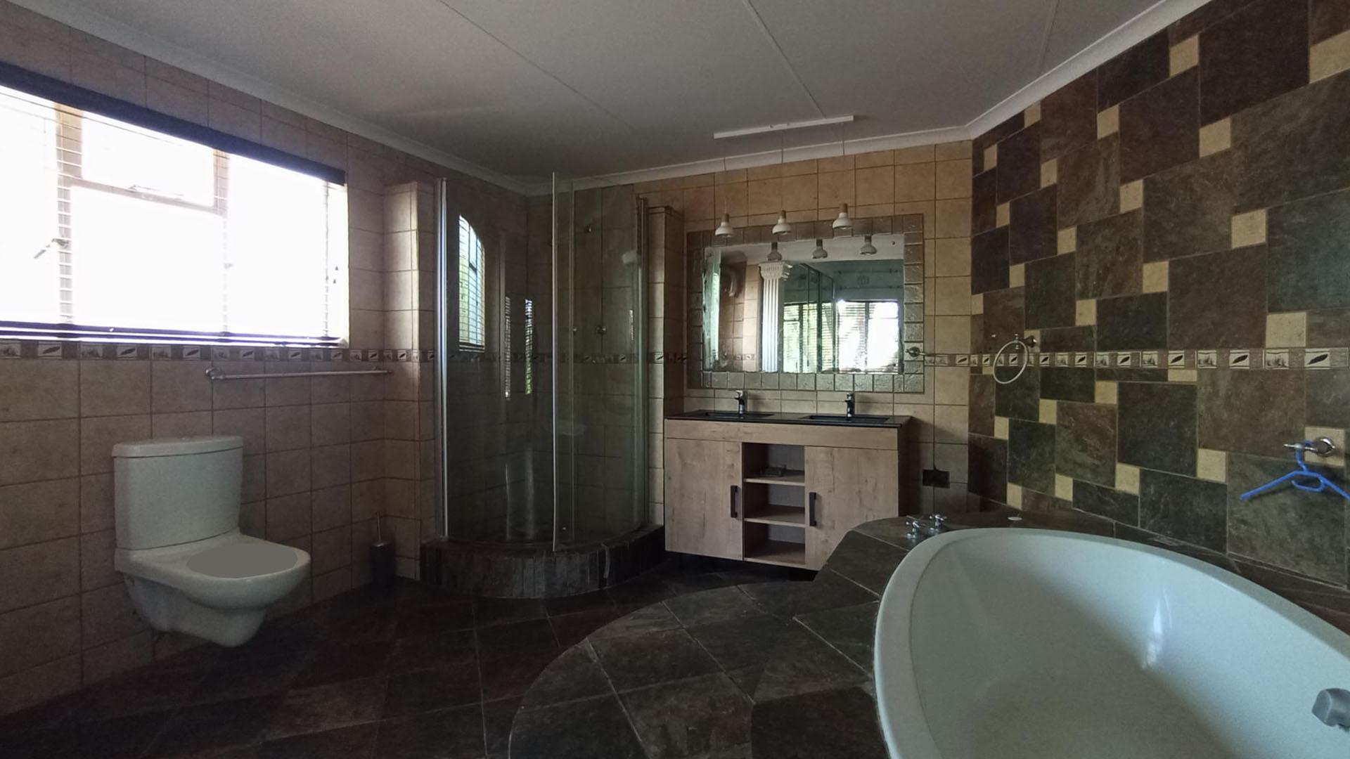 Main Bathroom - 13 square meters of property in Dorandia