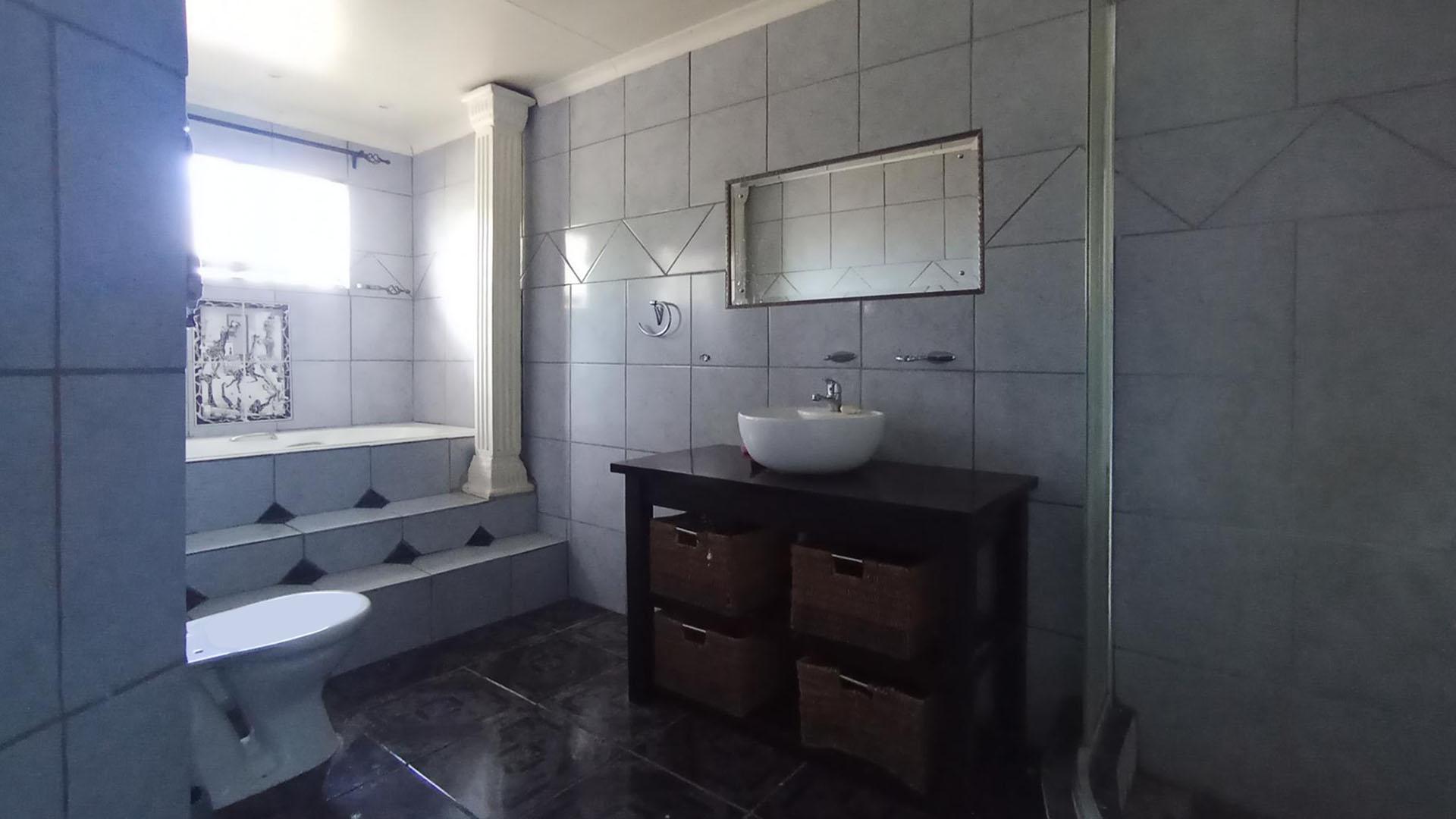 Bathroom 1 - 10 square meters of property in Dorandia