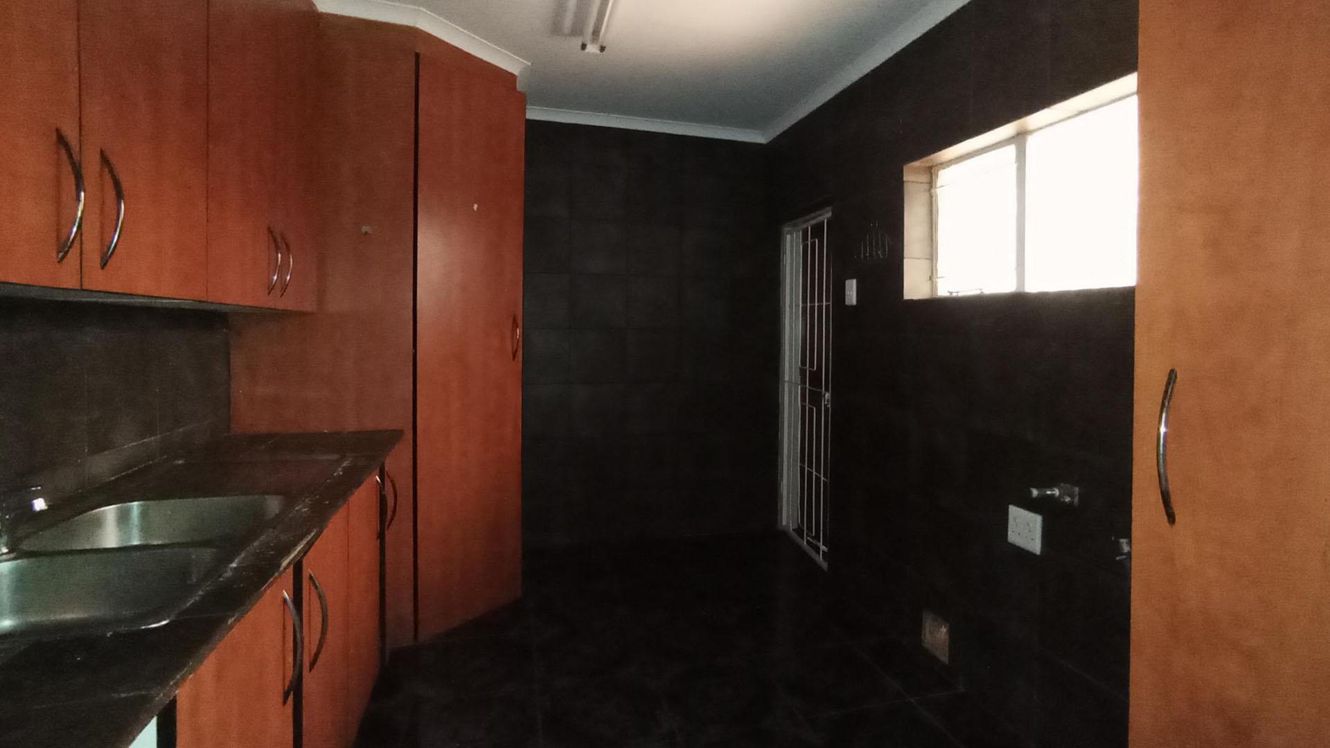 Scullery - 13 square meters of property in Dorandia