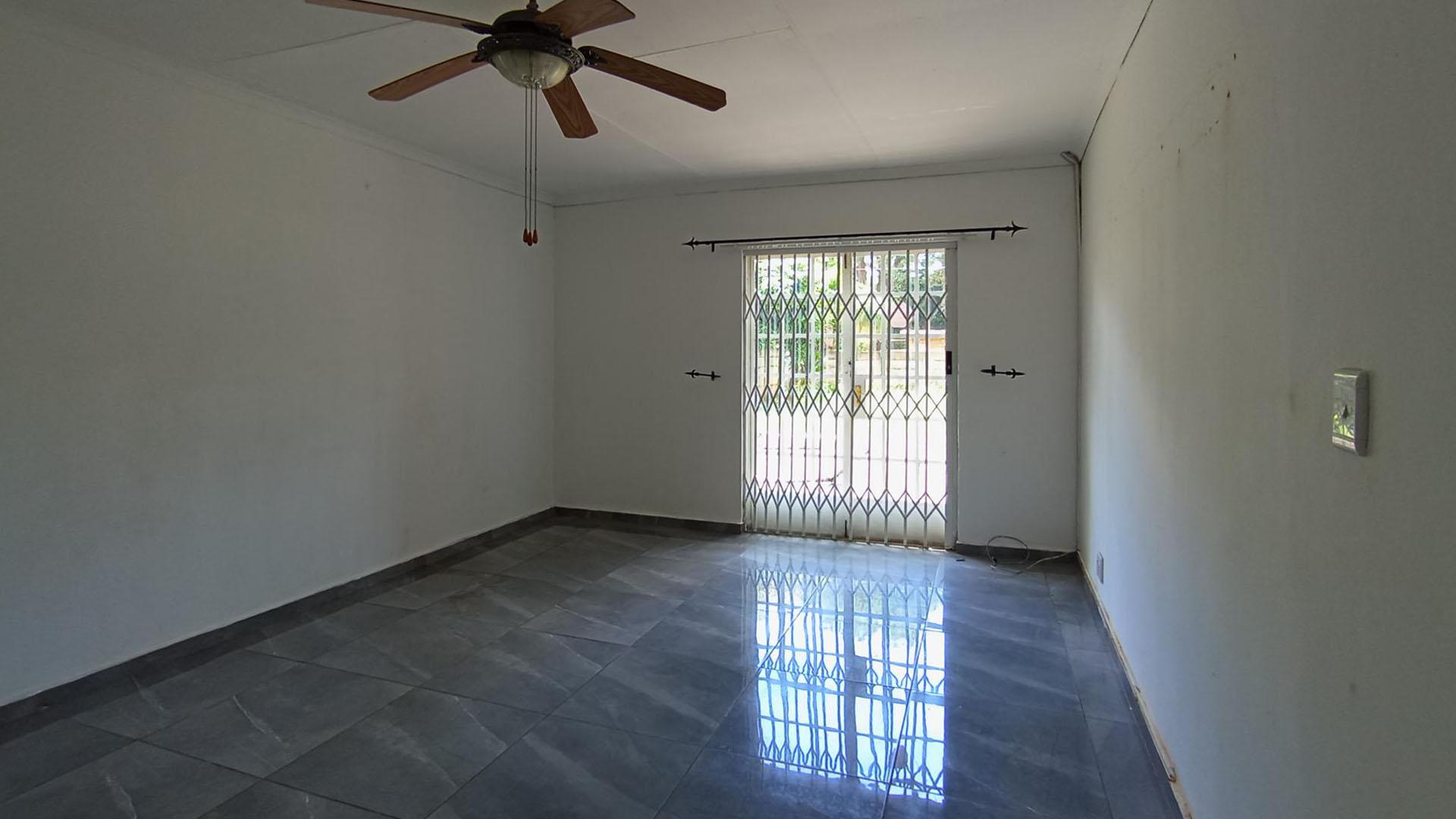 Lounges - 43 square meters of property in Dorandia