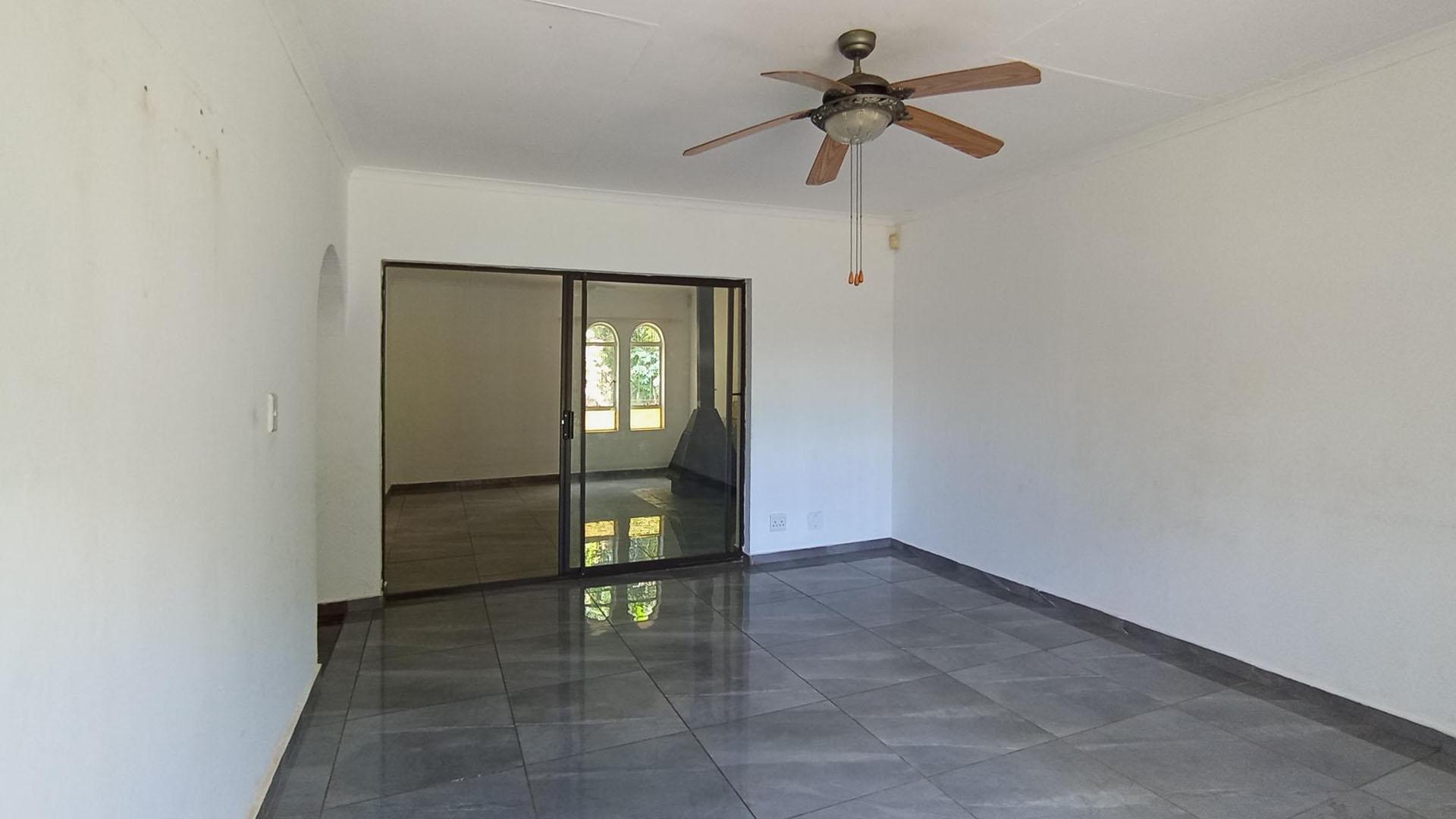 Lounges - 43 square meters of property in Dorandia