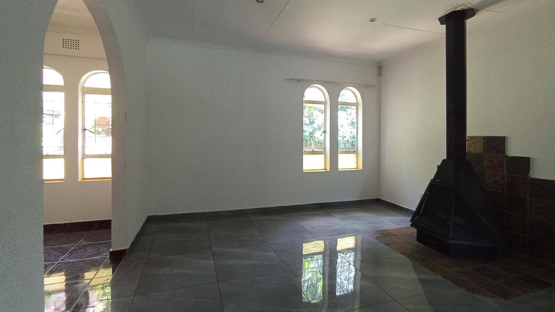 Lounges - 43 square meters of property in Dorandia