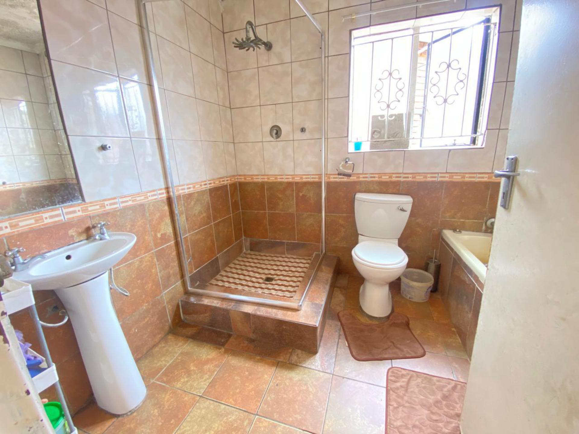 Bathroom 1 of property in Dhlamini