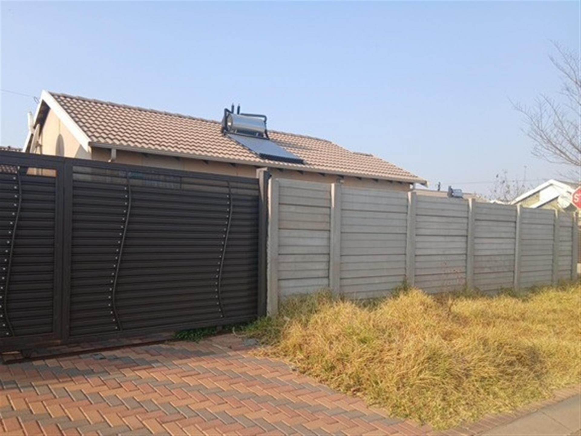 Front View of property in Palm Ridge