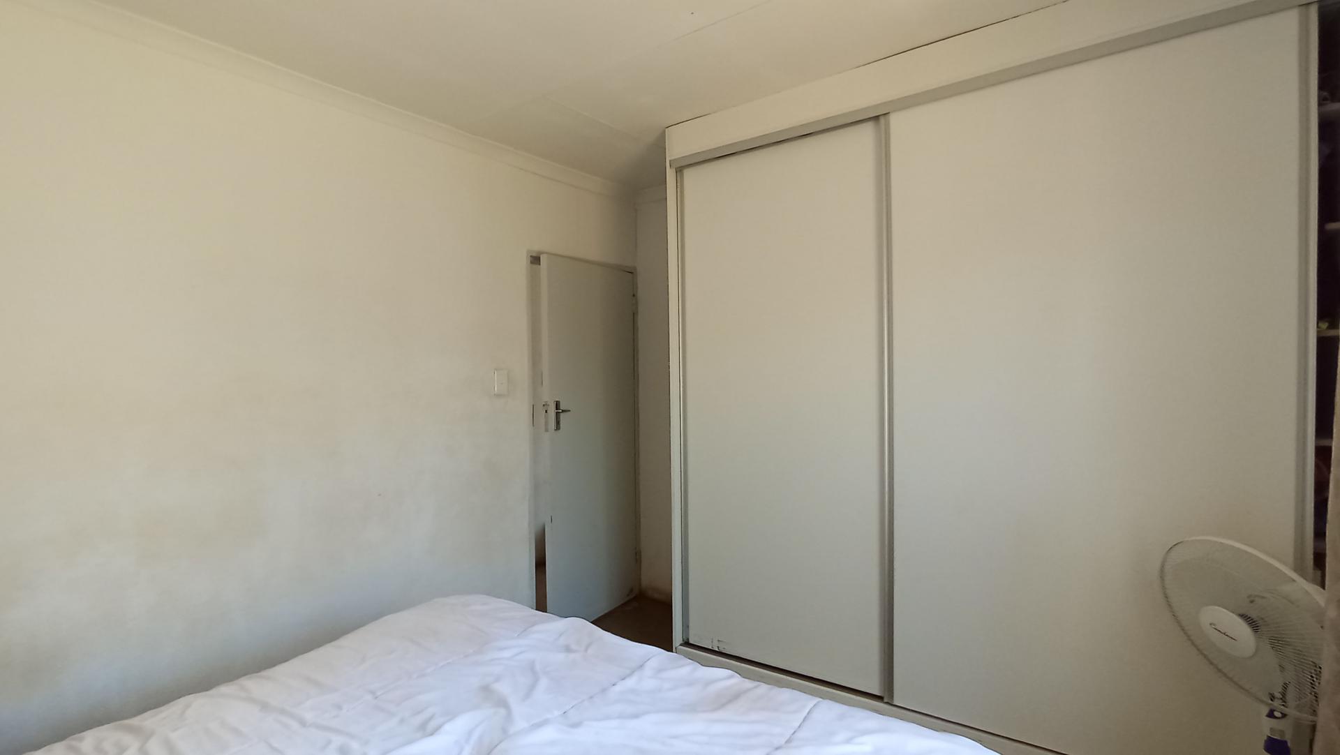 Bed Room 1 - 11 square meters of property in Savanna City