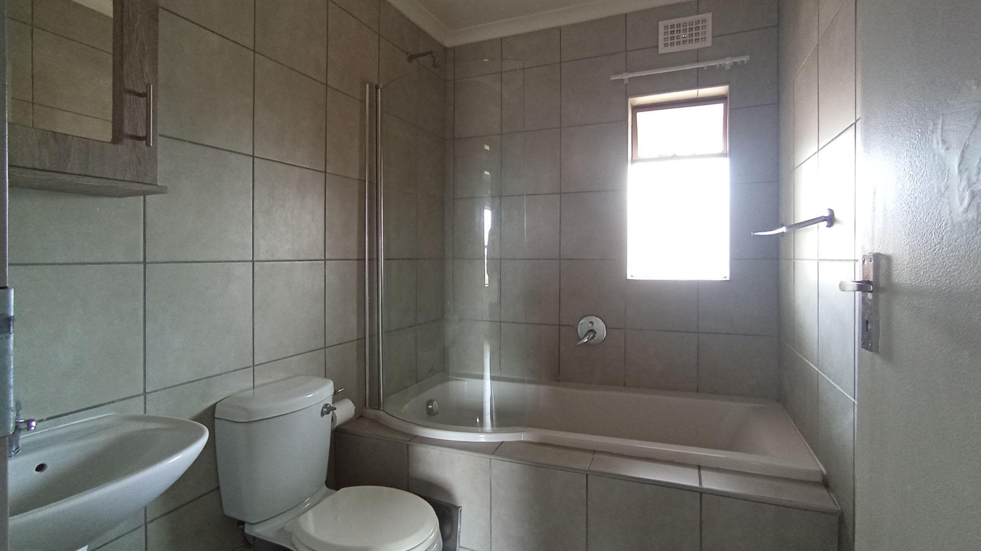 Bathroom 1 - 5 square meters of property in Heuweloord