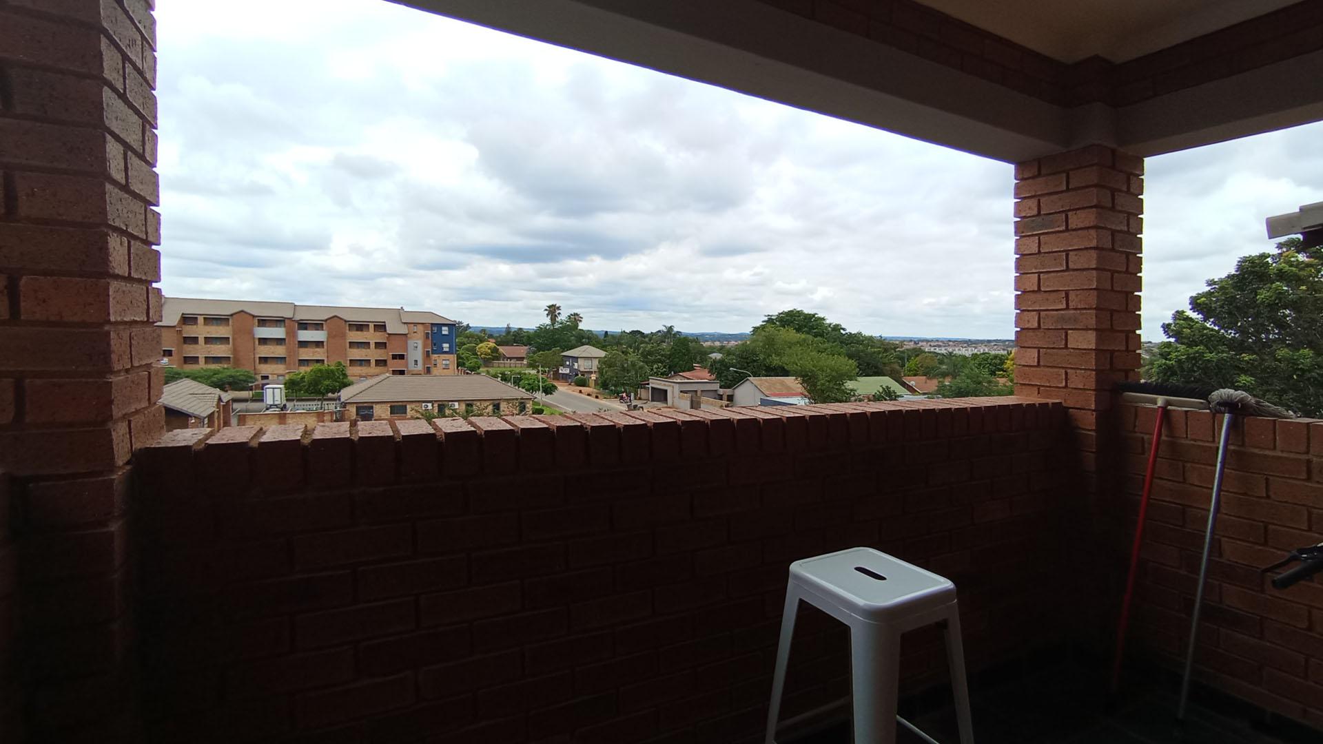 Balcony - 6 square meters of property in Heuweloord