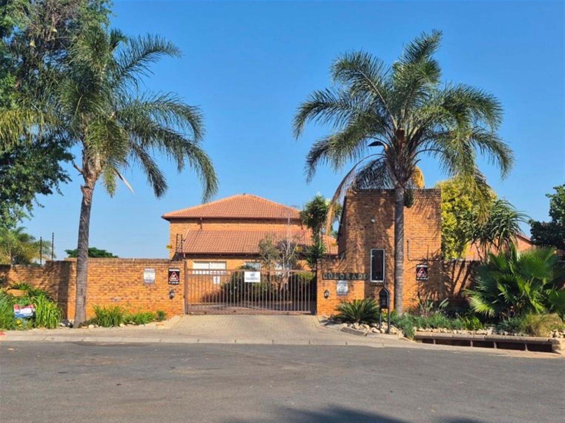 Front View of property in Weltevreden Park