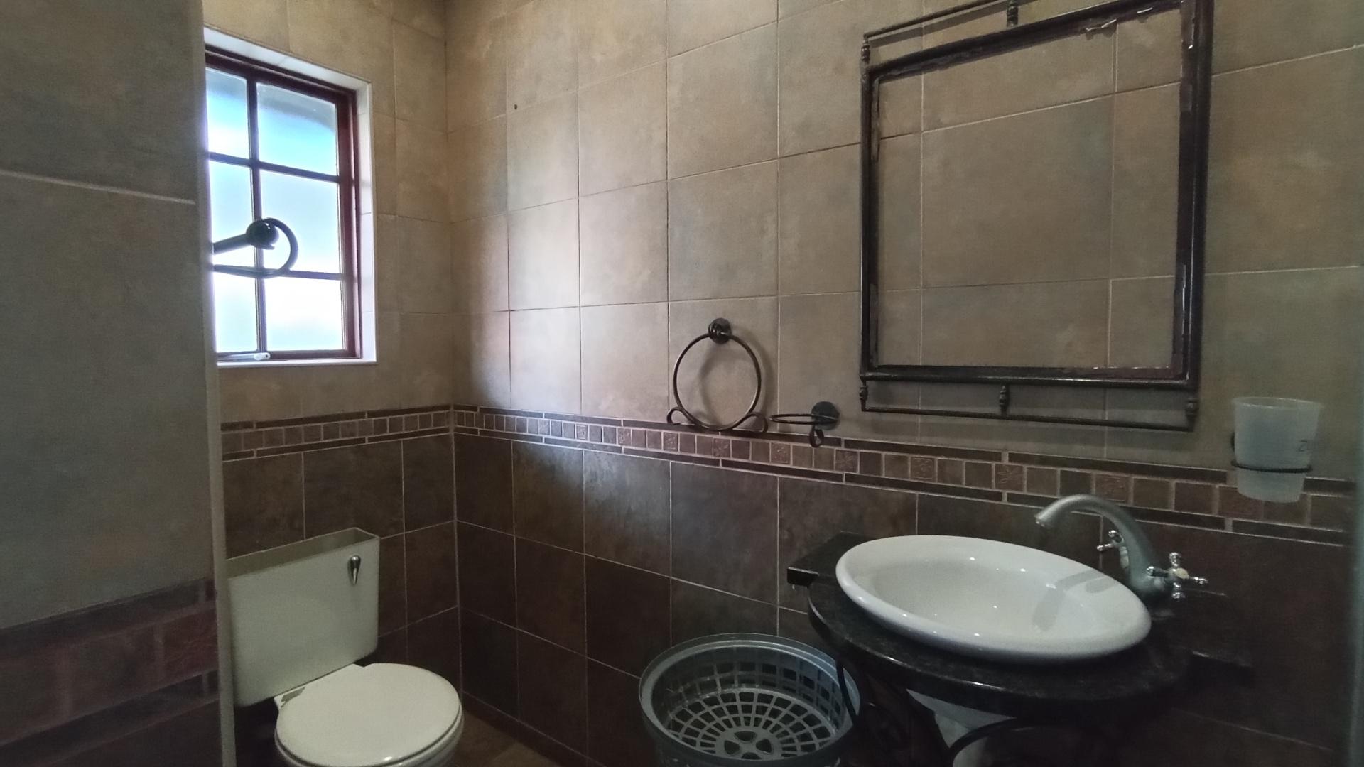 Bathroom 2 - 5 square meters of property in Meer En See