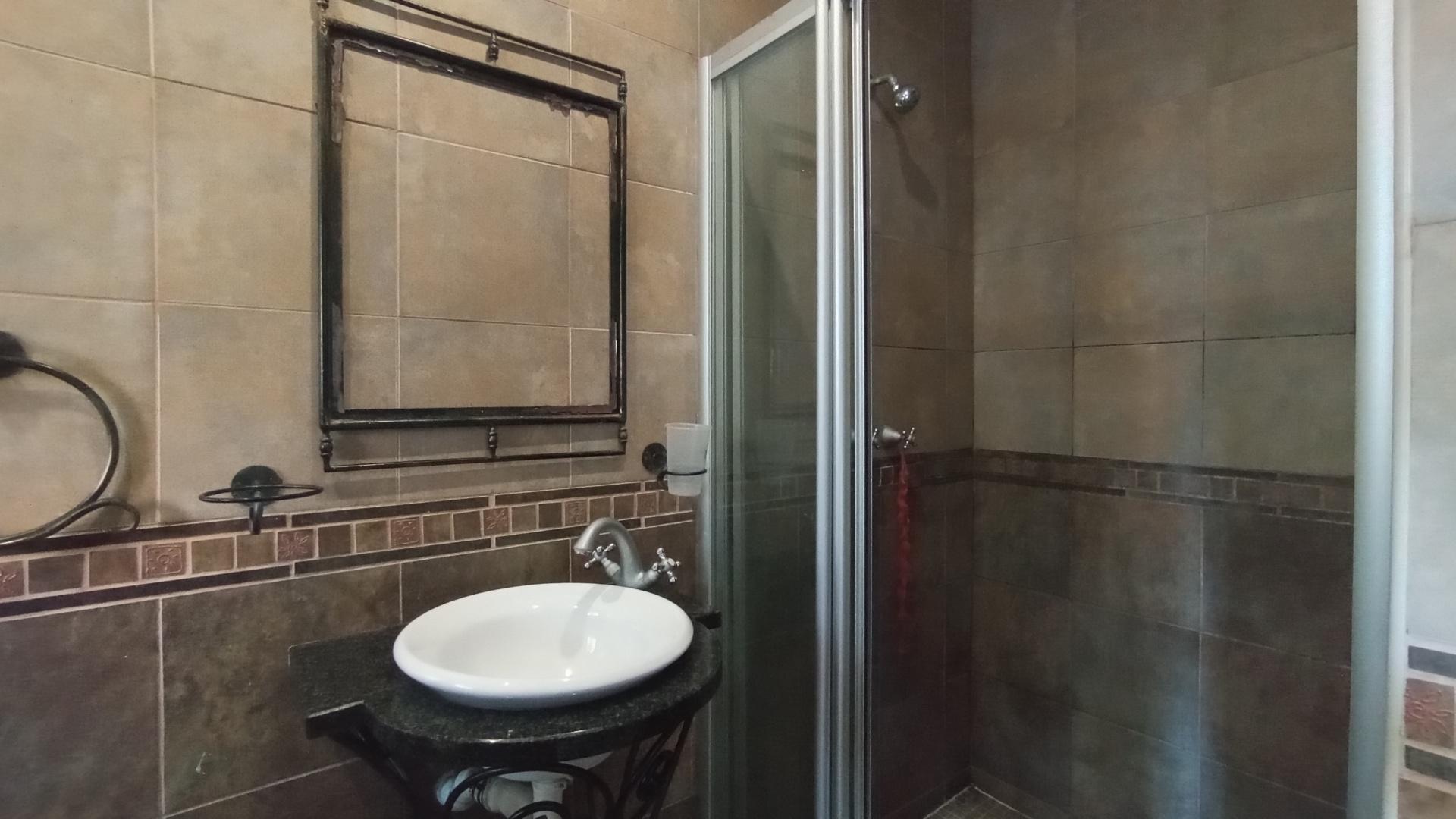 Bathroom 2 - 5 square meters of property in Meer En See