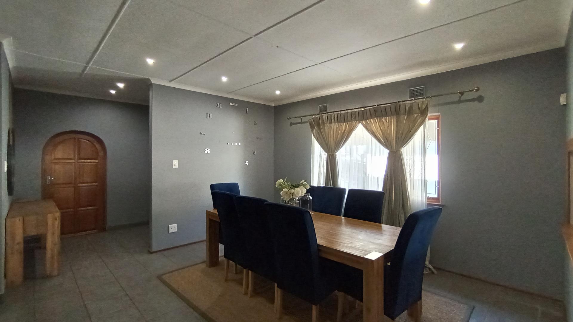 Dining Room - 23 square meters of property in Meer En See