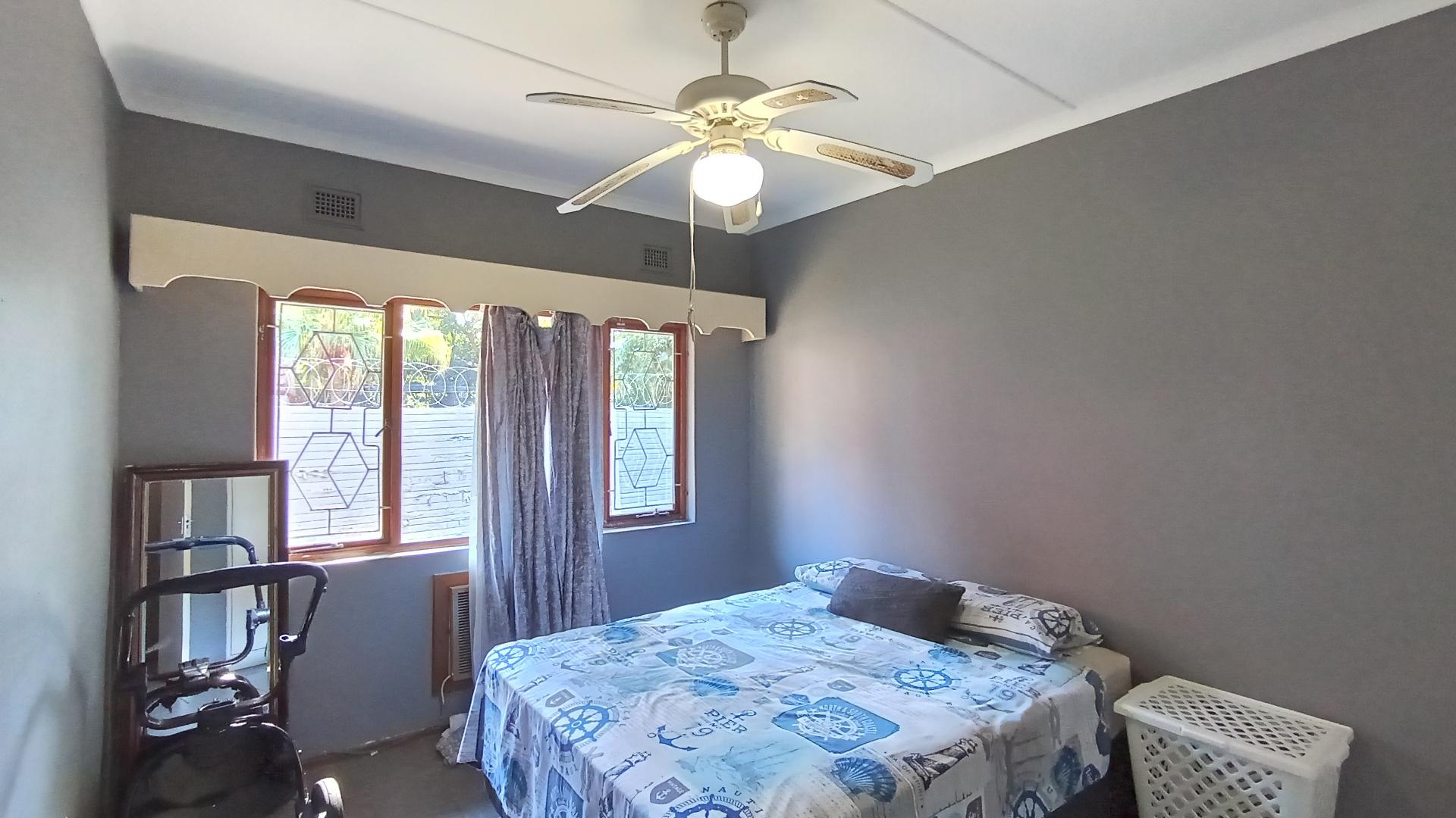 Bed Room 1 - 15 square meters of property in Meer En See