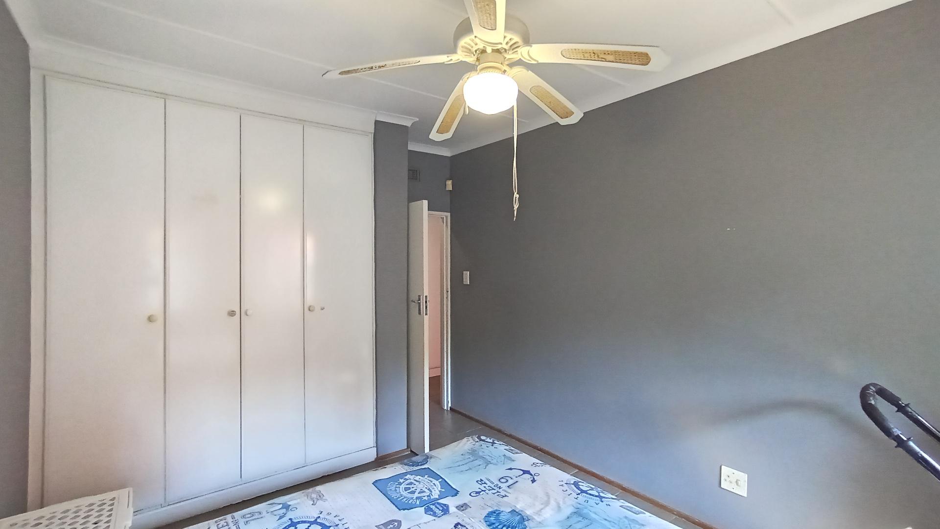 Bed Room 1 - 15 square meters of property in Meer En See