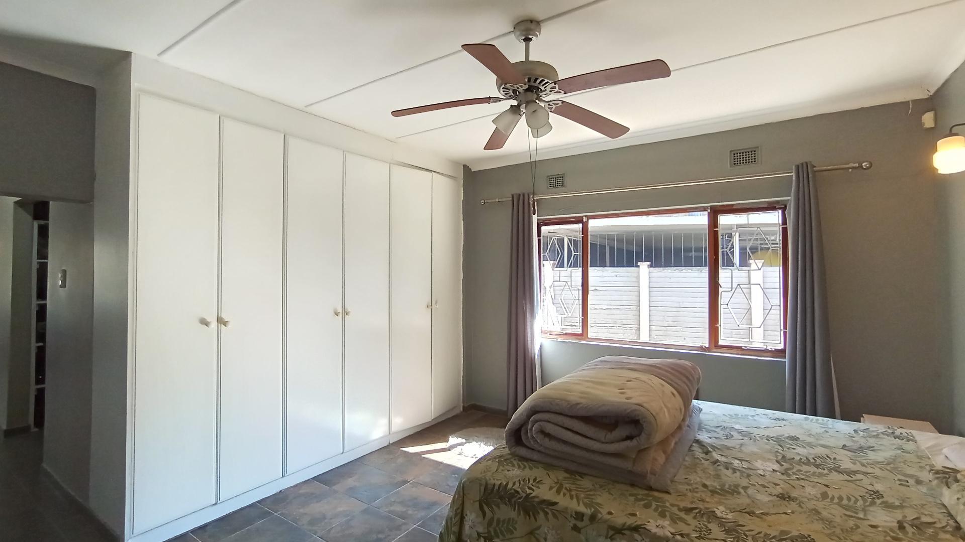 Main Bedroom - 25 square meters of property in Meer En See