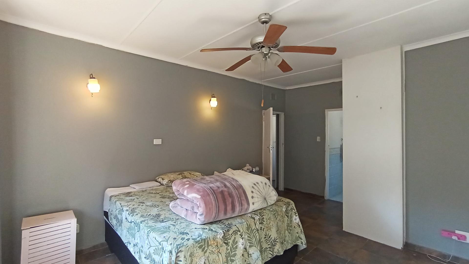 Main Bedroom - 25 square meters of property in Meer En See