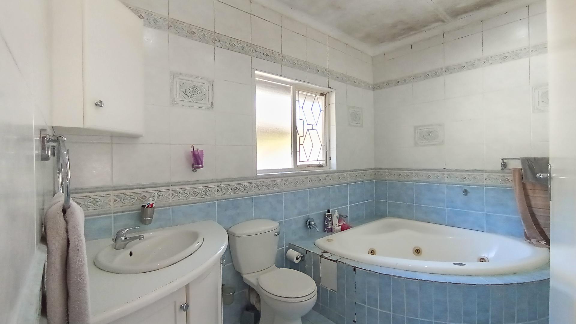 Main Bathroom - 9 square meters of property in Meer En See