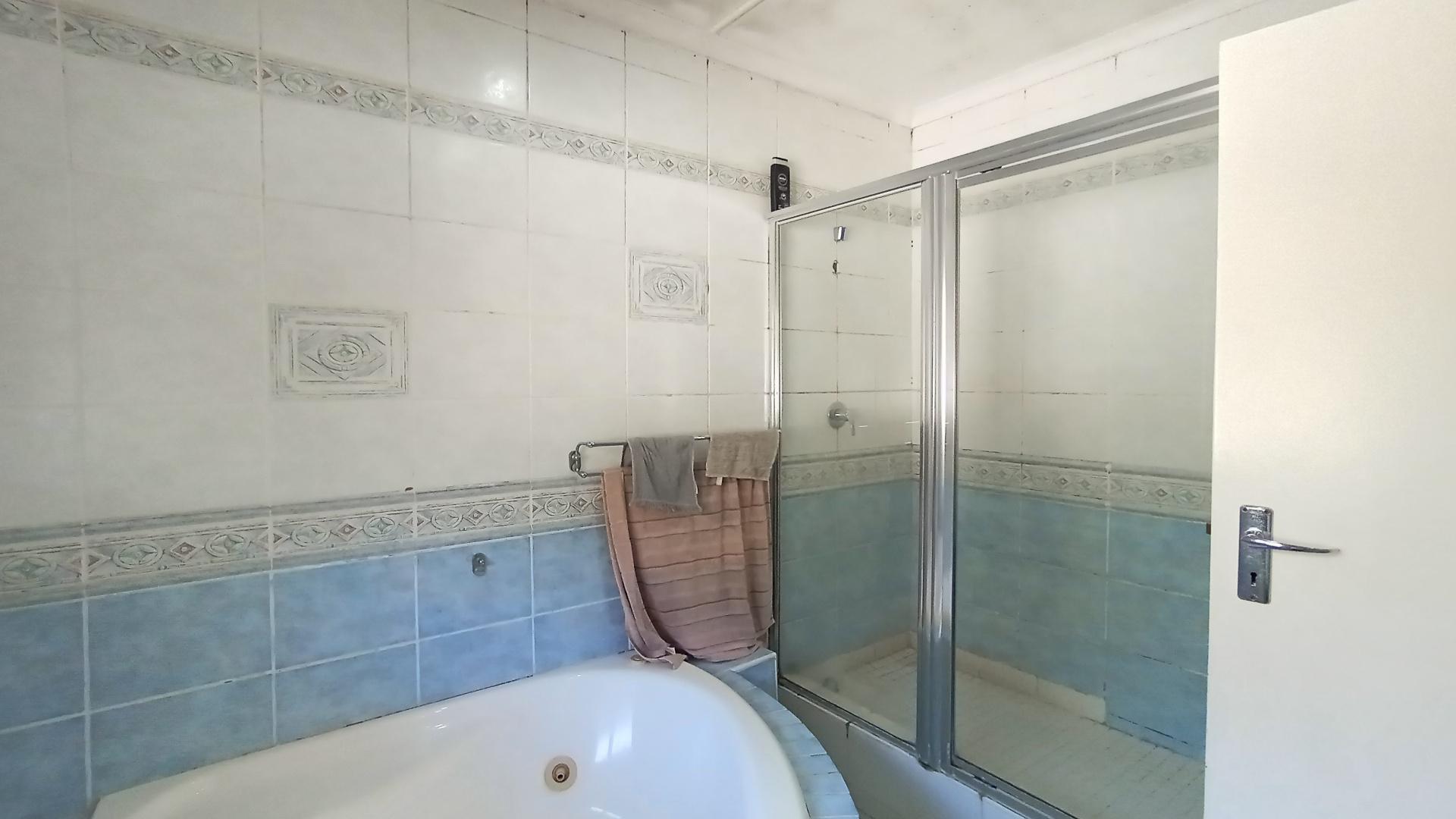 Main Bathroom - 9 square meters of property in Meer En See
