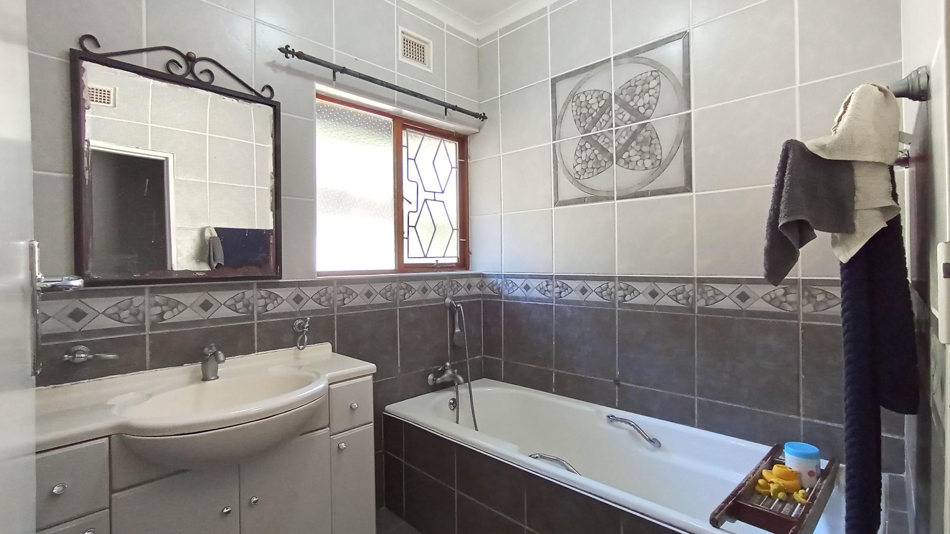 Bathroom 1 - 7 square meters of property in Meer En See