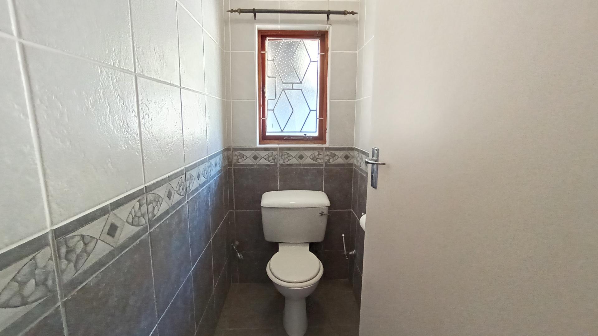 Bathroom 1 - 7 square meters of property in Meer En See
