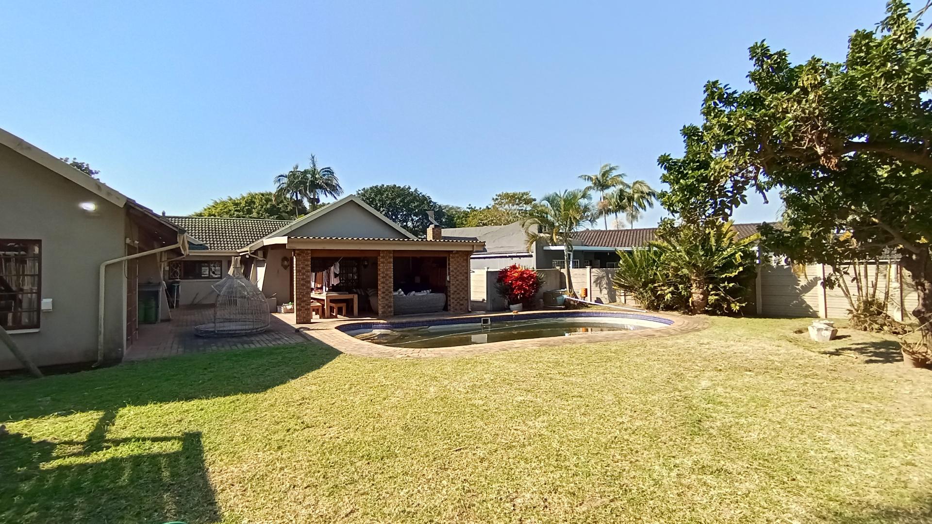 Backyard of property in Meer En See