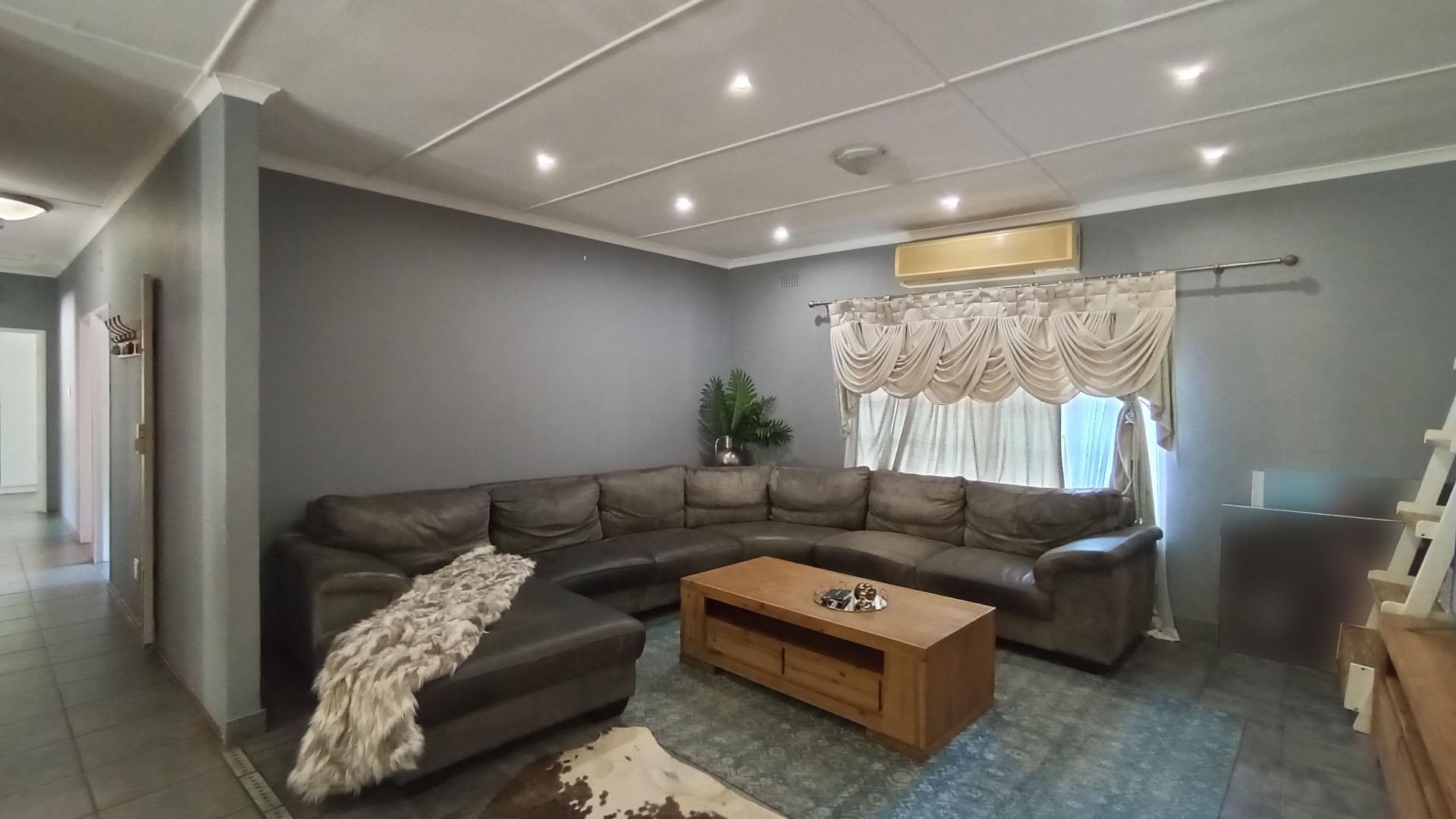 Lounges - 27 square meters of property in Meer En See