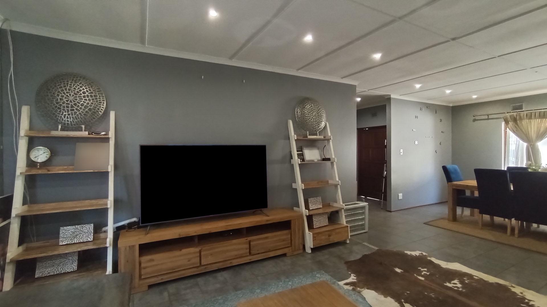 Lounges - 27 square meters of property in Meer En See