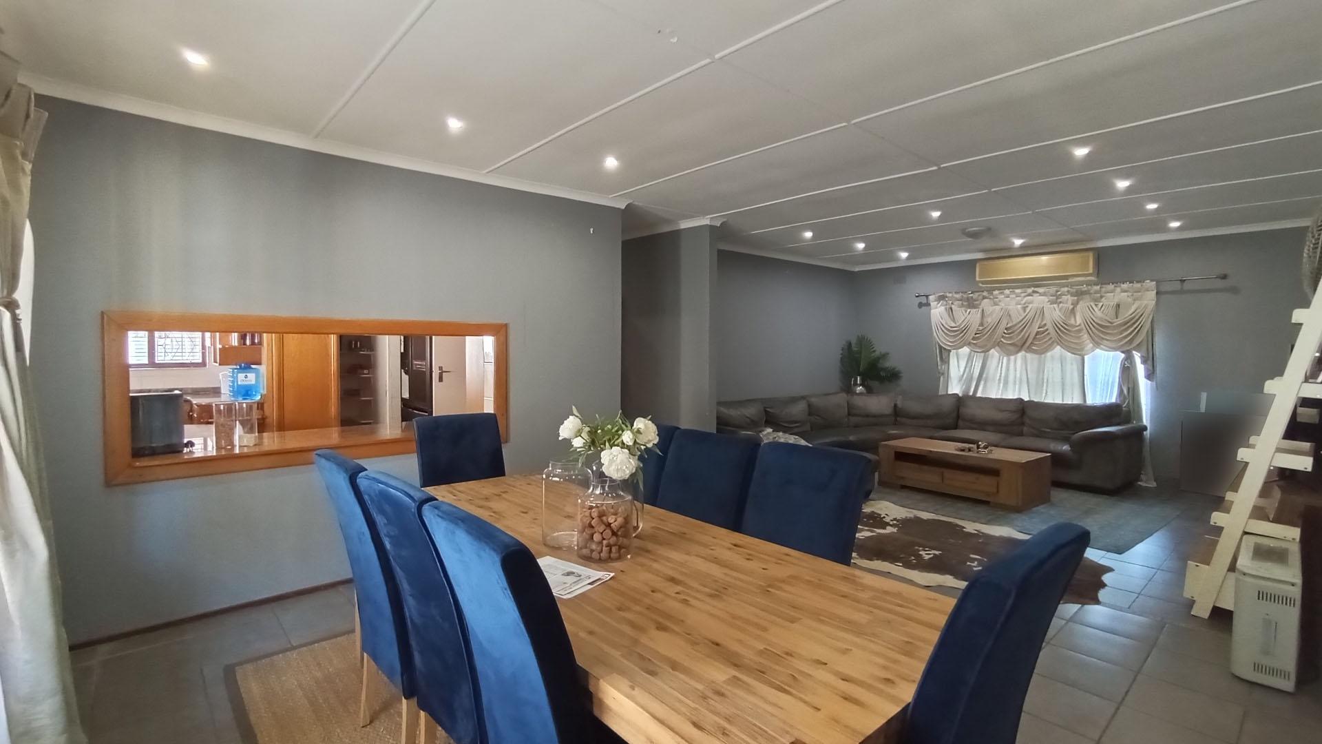 Dining Room - 23 square meters of property in Meer En See