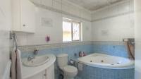 Main Bathroom - 9 square meters of property in Meer En See