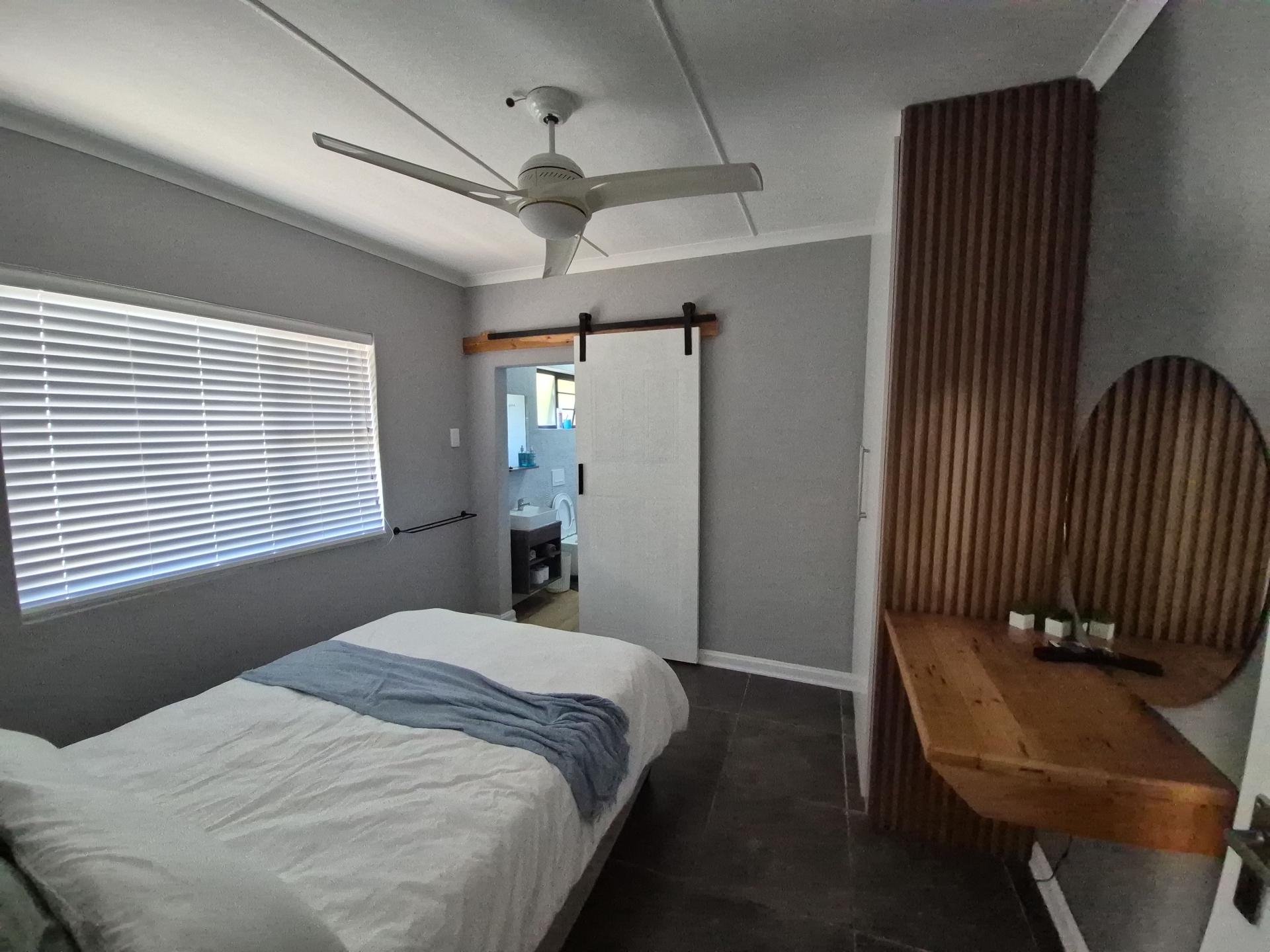 Main Bedroom of property in Gonubie