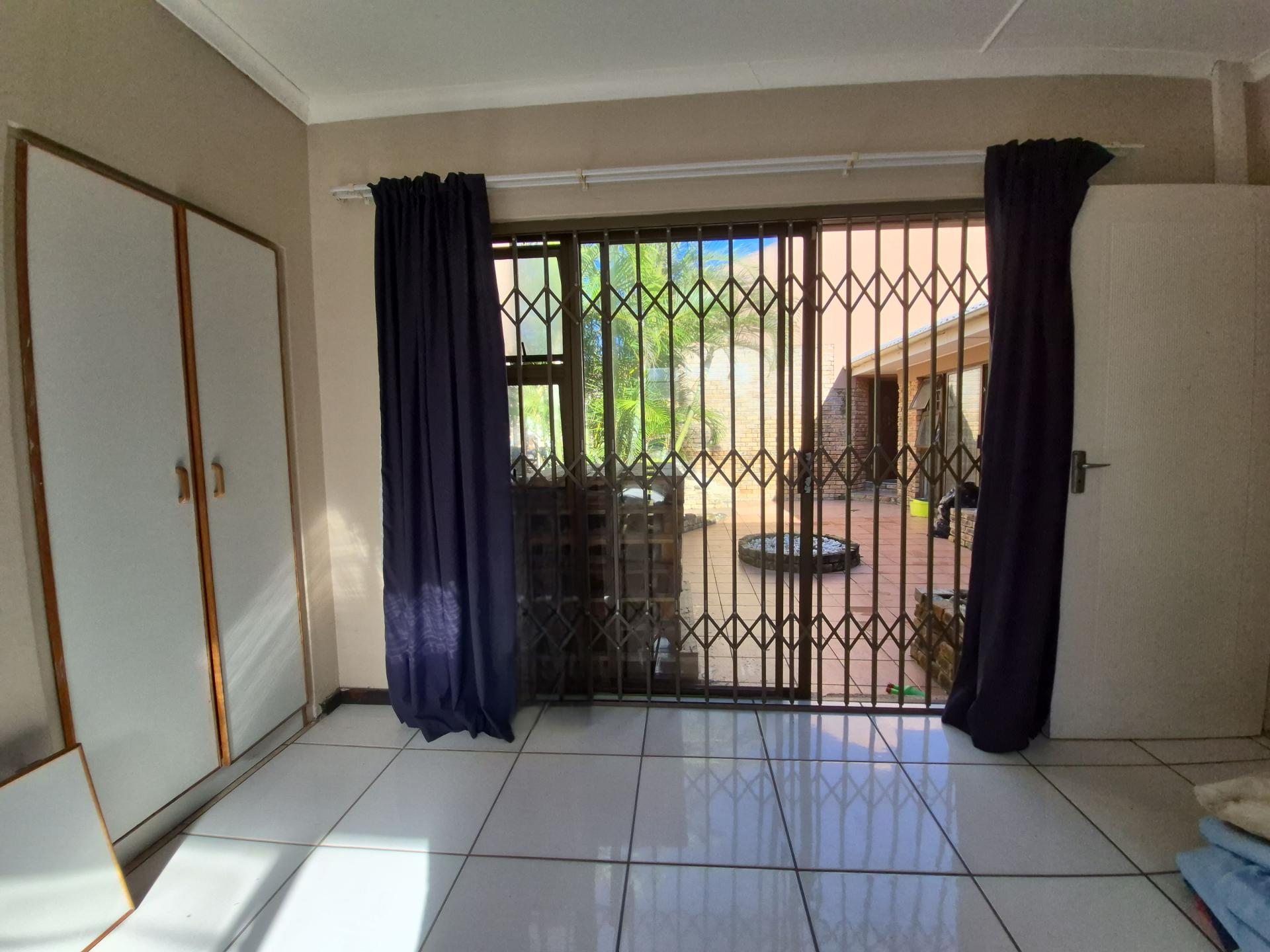 Bed Room 1 of property in Gonubie