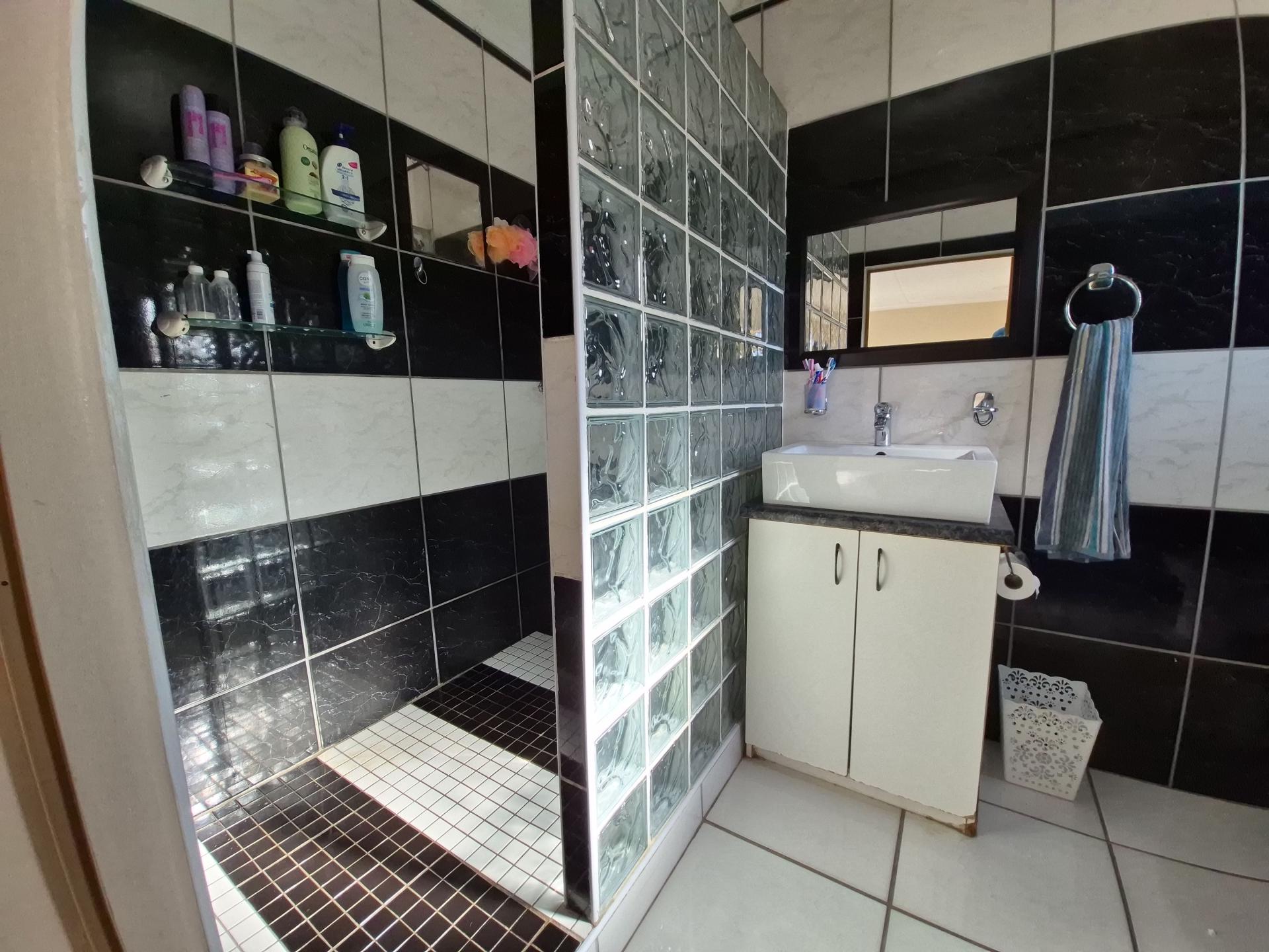 Bathroom 1 of property in Gonubie