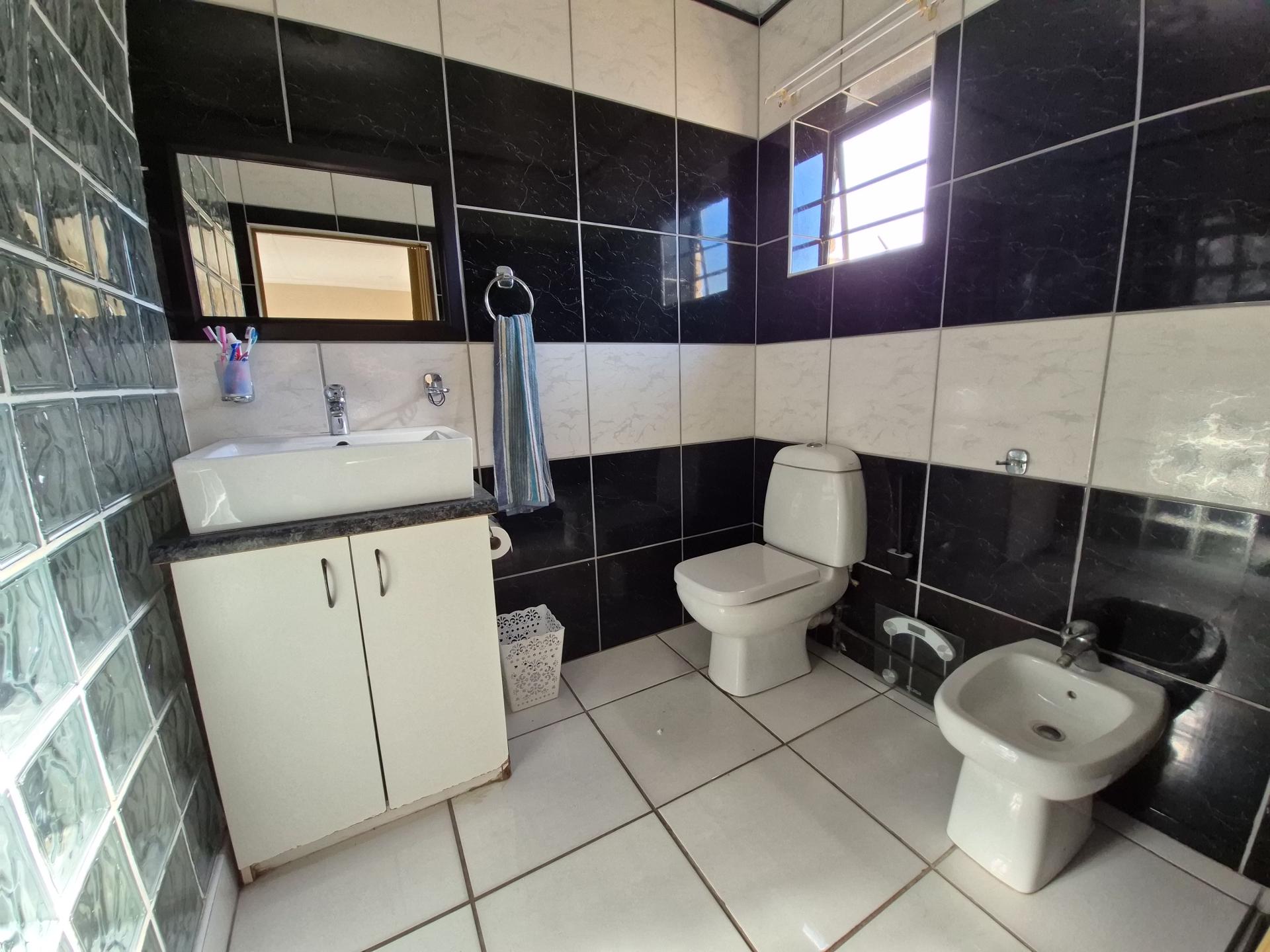 Bathroom 1 of property in Gonubie