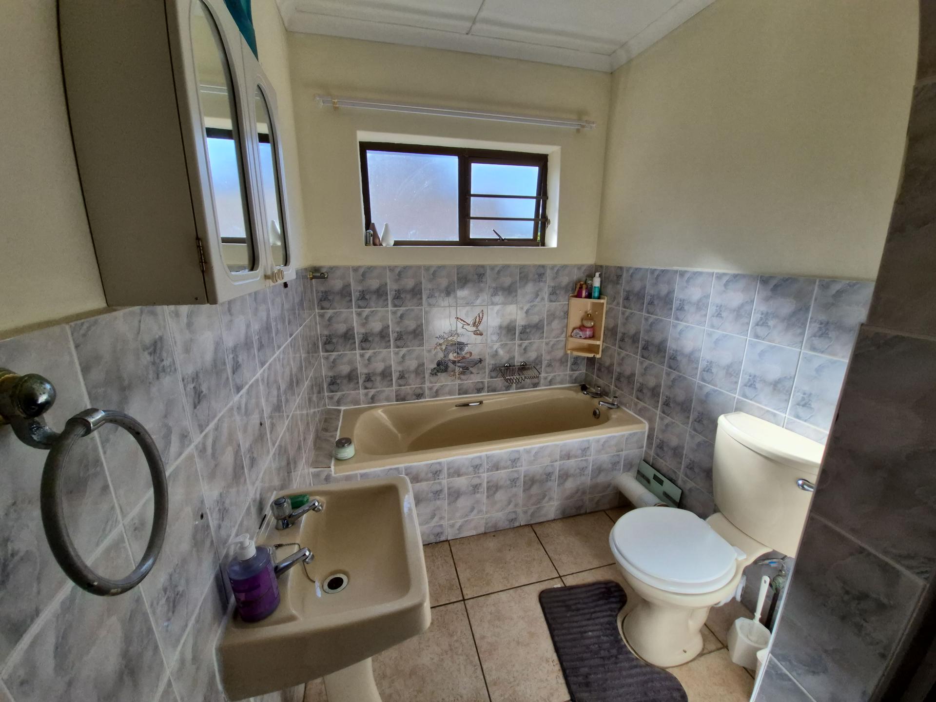 Bathroom 2 of property in Gonubie