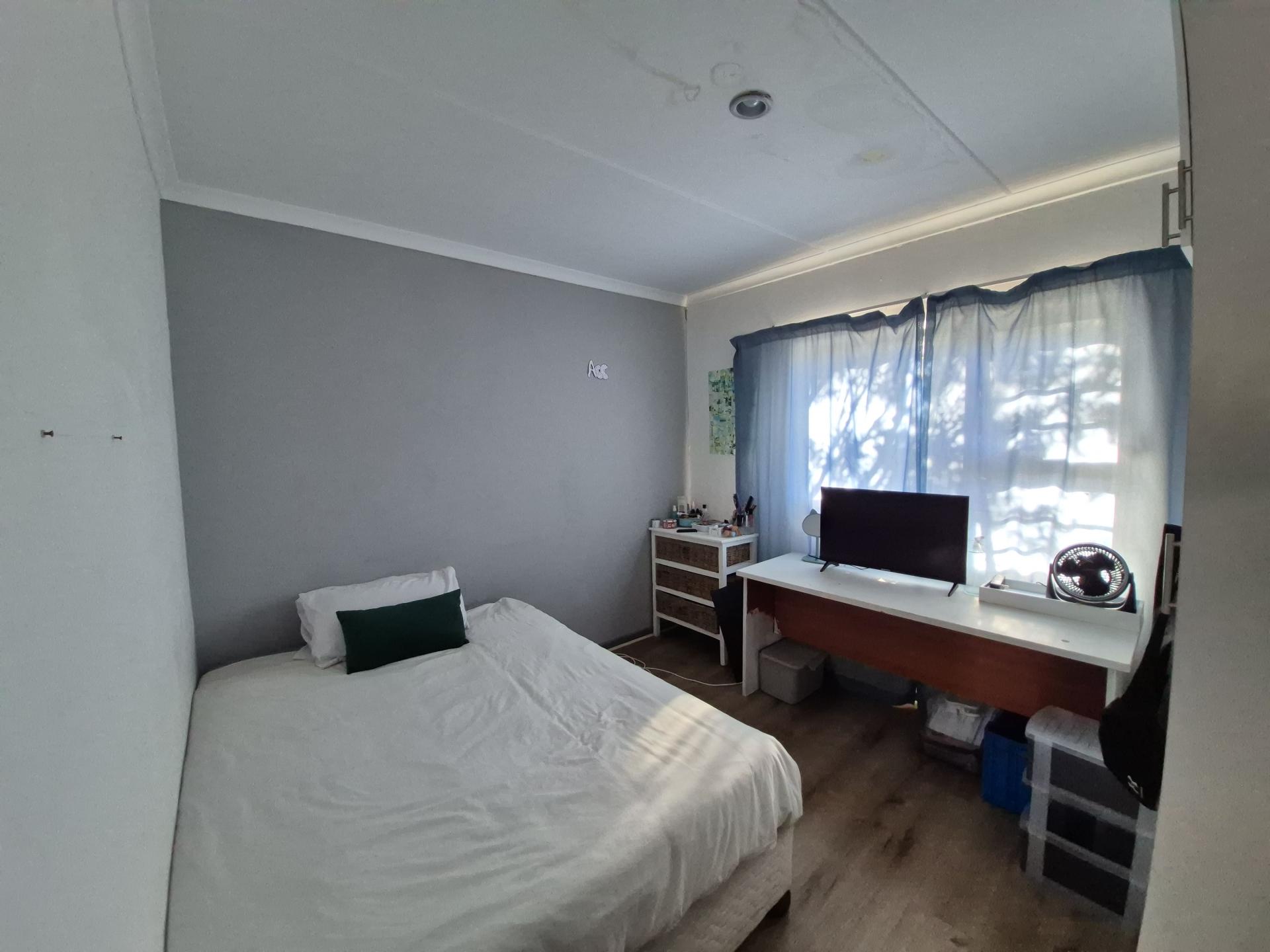 Bed Room 1 of property in Gonubie