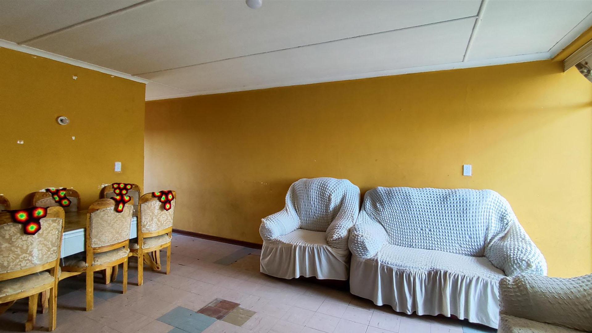 Lounges - 26 square meters of property in Vereeniging