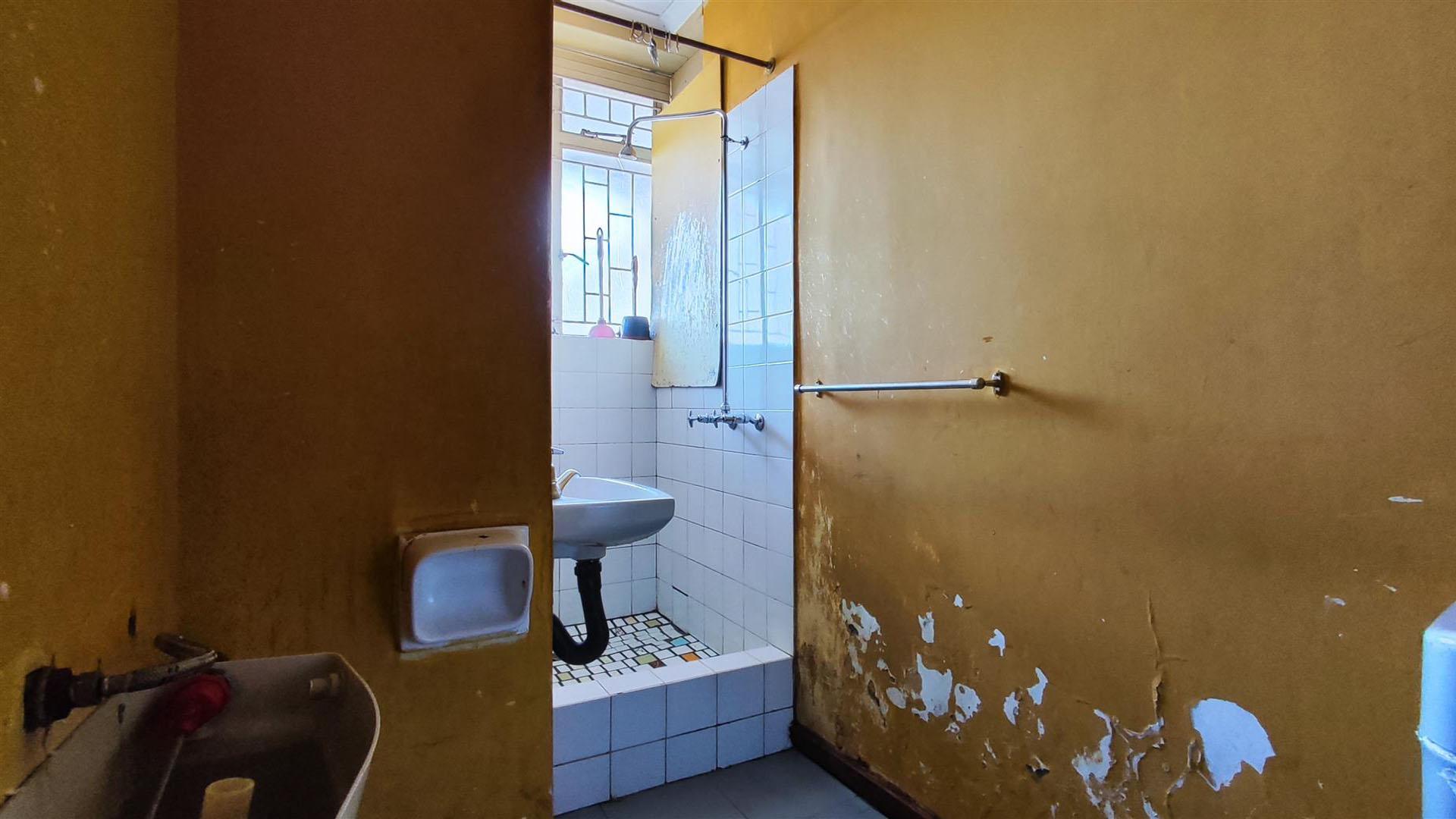 Bathroom 1 - 5 square meters of property in Vereeniging