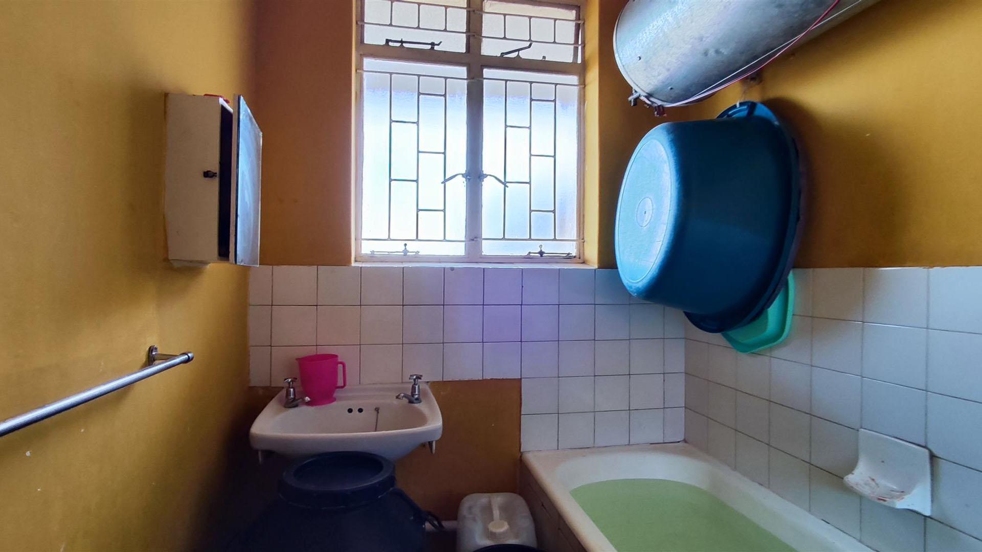 Bathroom 2 - 4 square meters of property in Vereeniging