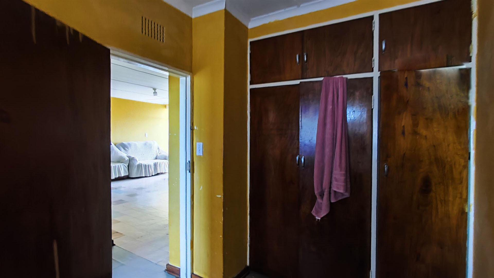 Bed Room 1 - 9 square meters of property in Vereeniging