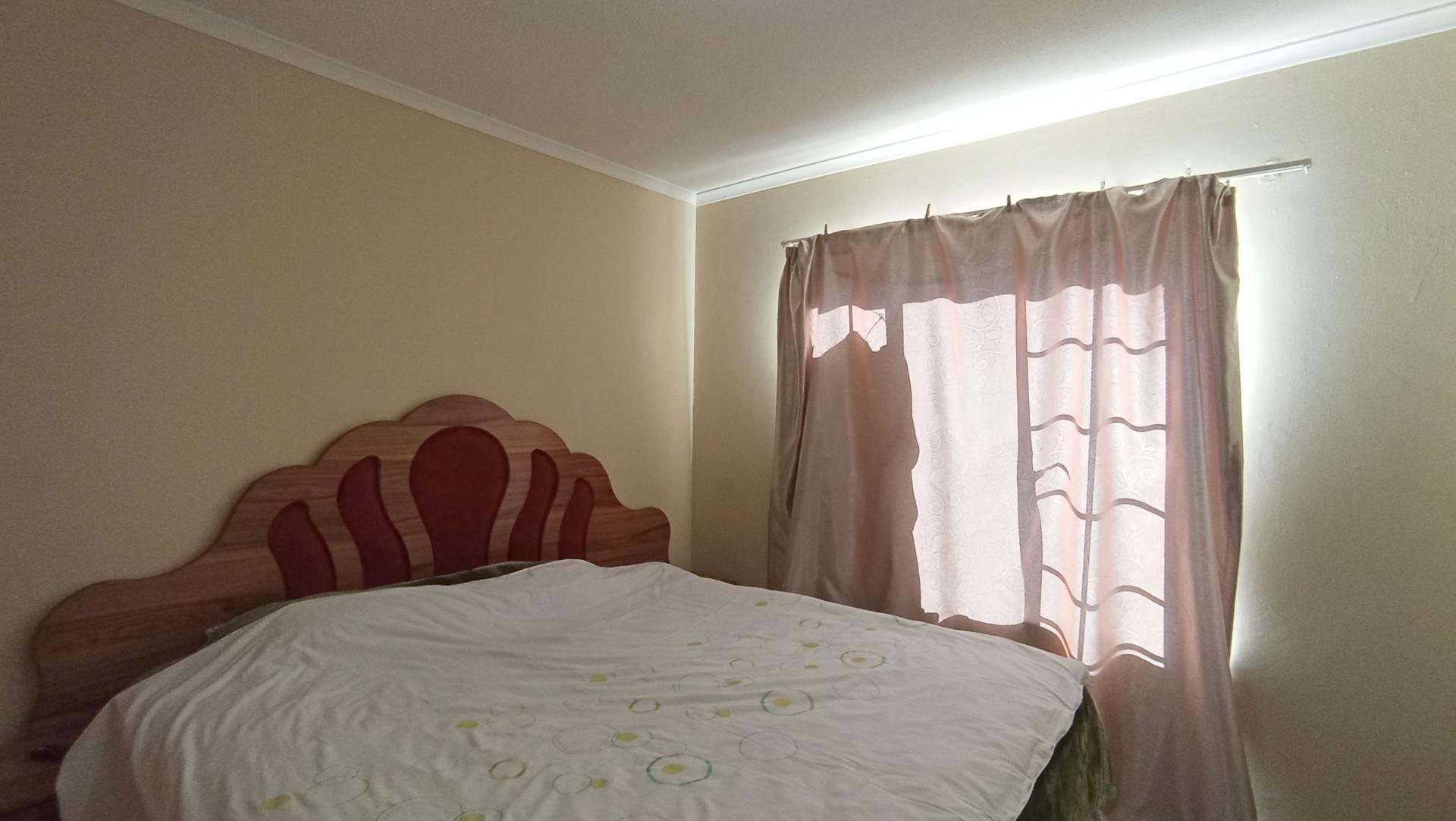 Bed Room 1 - 13 square meters of property in Meredale