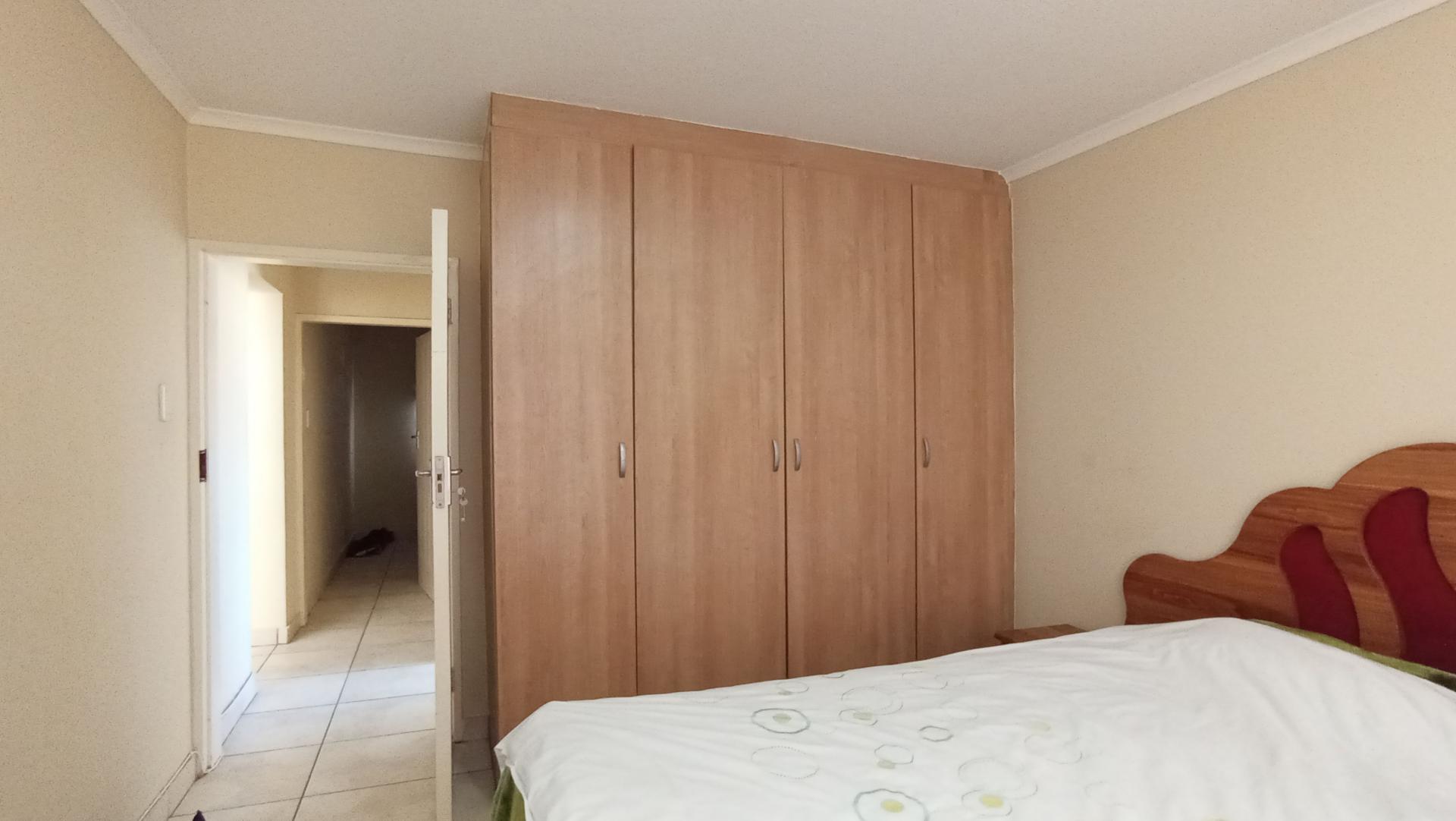 Bed Room 1 - 13 square meters of property in Meredale