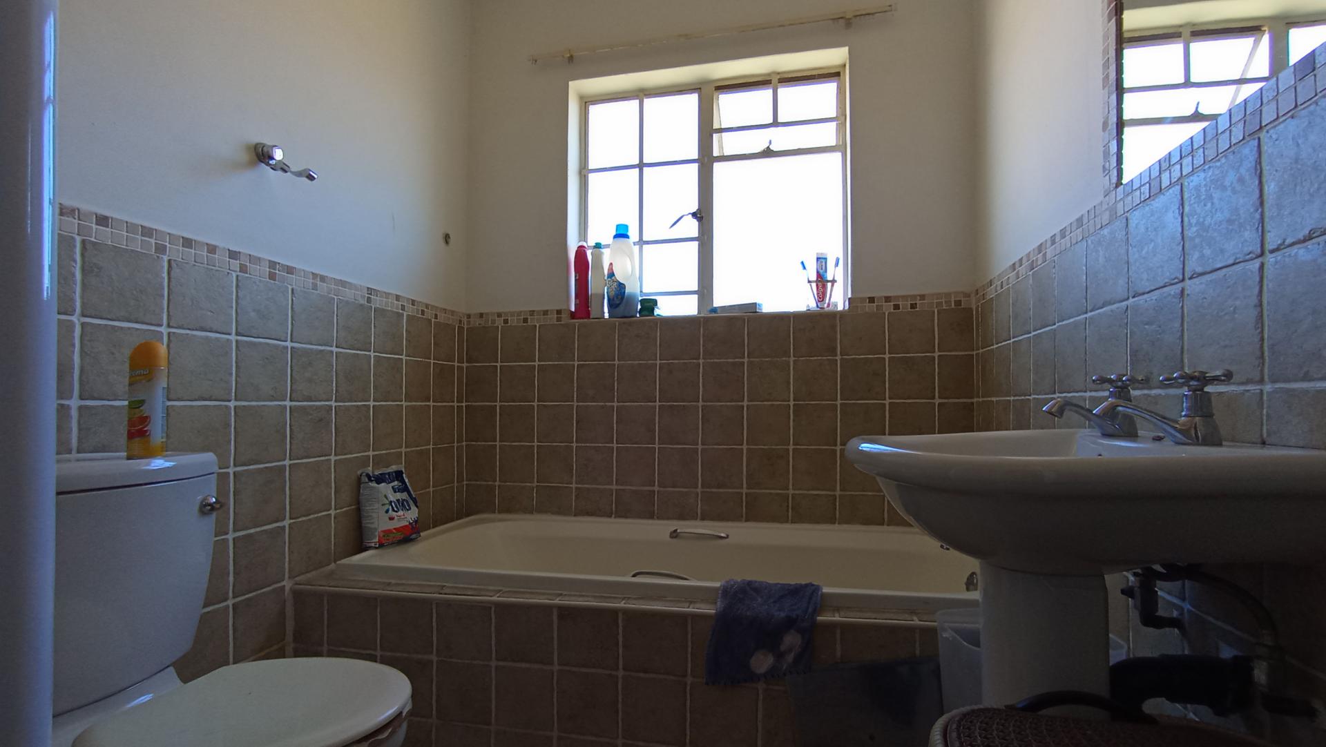 Bathroom 1 - 5 square meters of property in Meredale