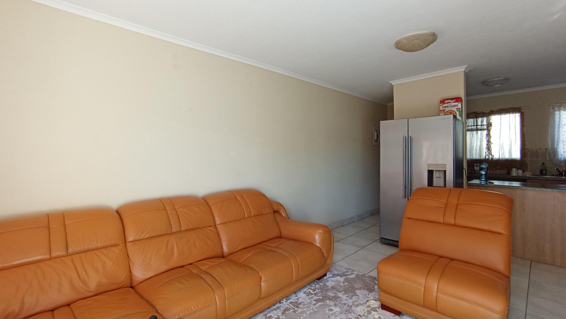 Lounges - 20 square meters of property in Meredale