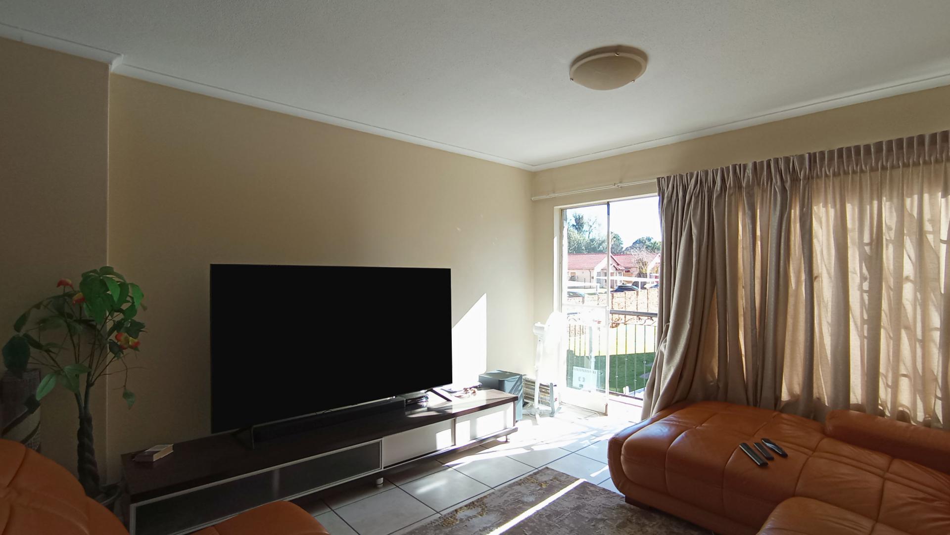 Lounges - 20 square meters of property in Meredale