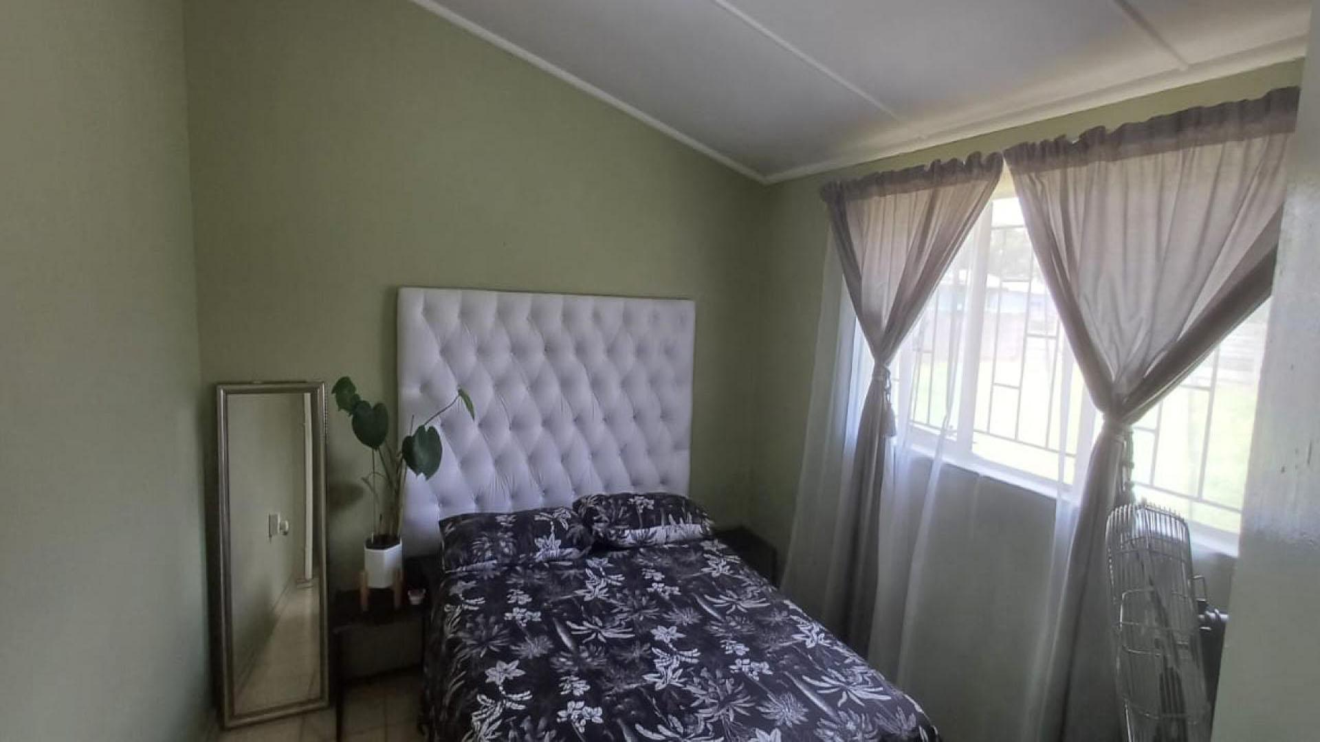 Bed Room 1 of property in Potchefstroom