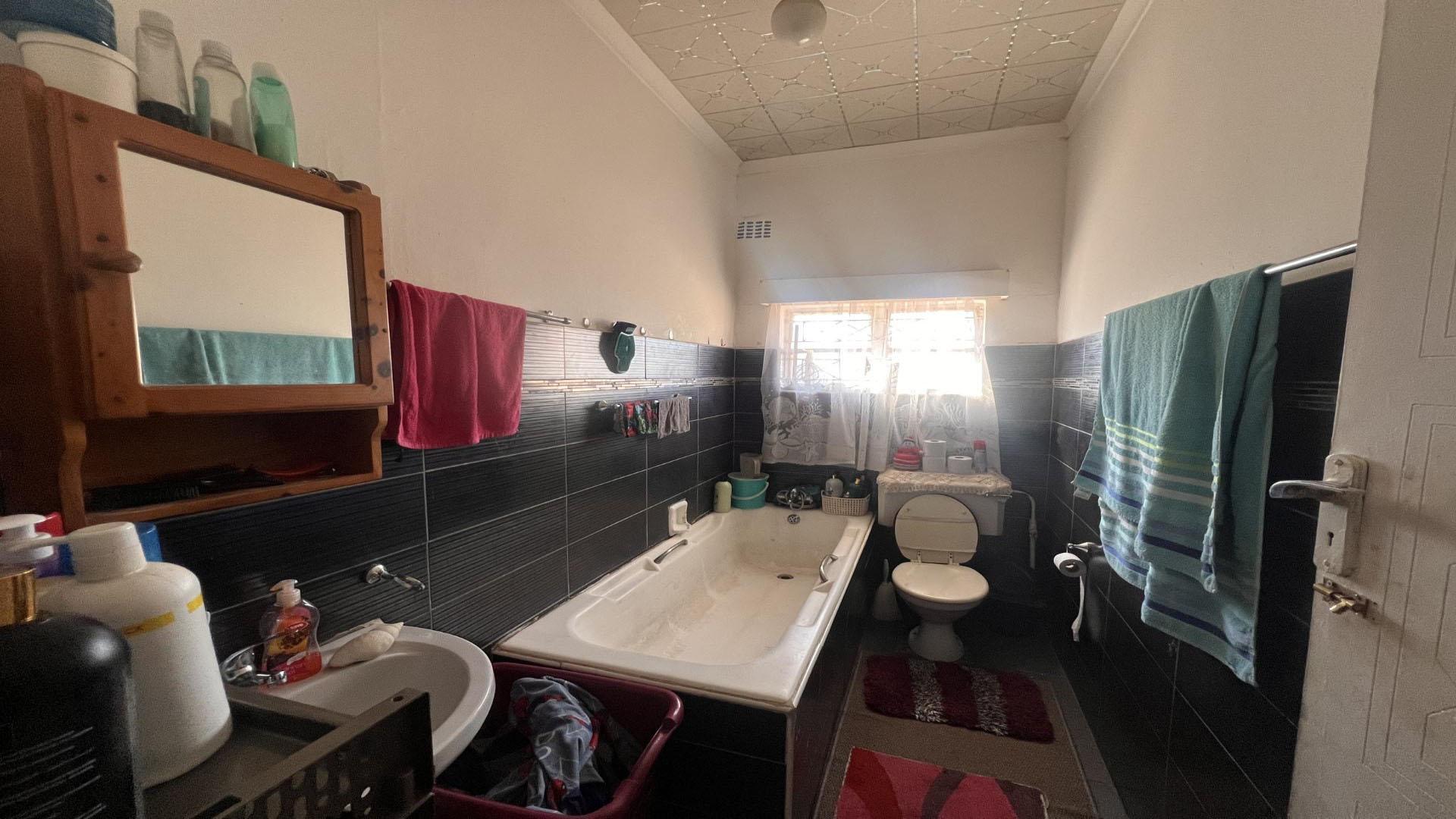 Bathroom 1 - 16 square meters of property in Blackridge